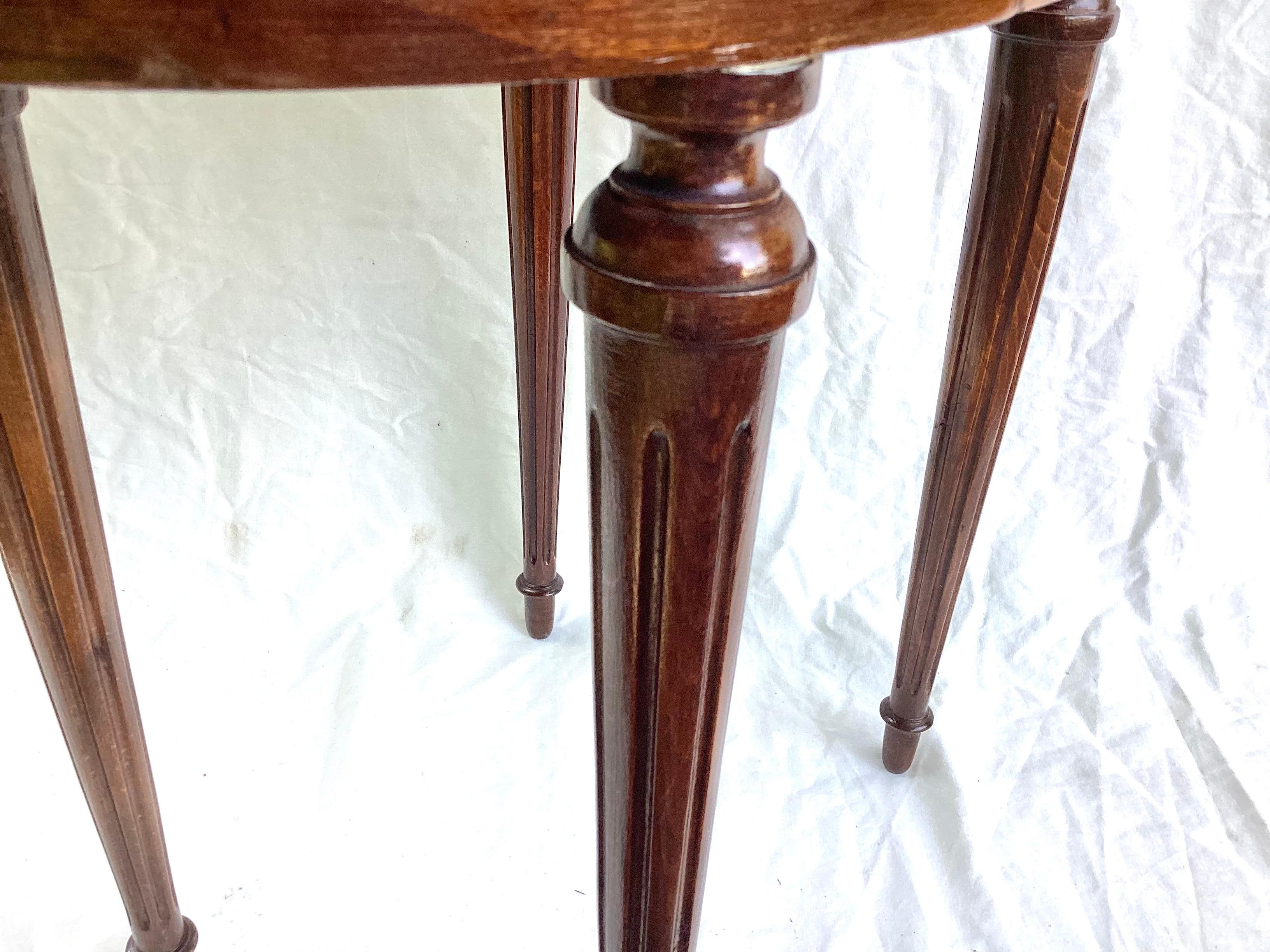 Marbre Ancienne table en forme de rein Louis XVI en acajou et marbre avec galerie en vente