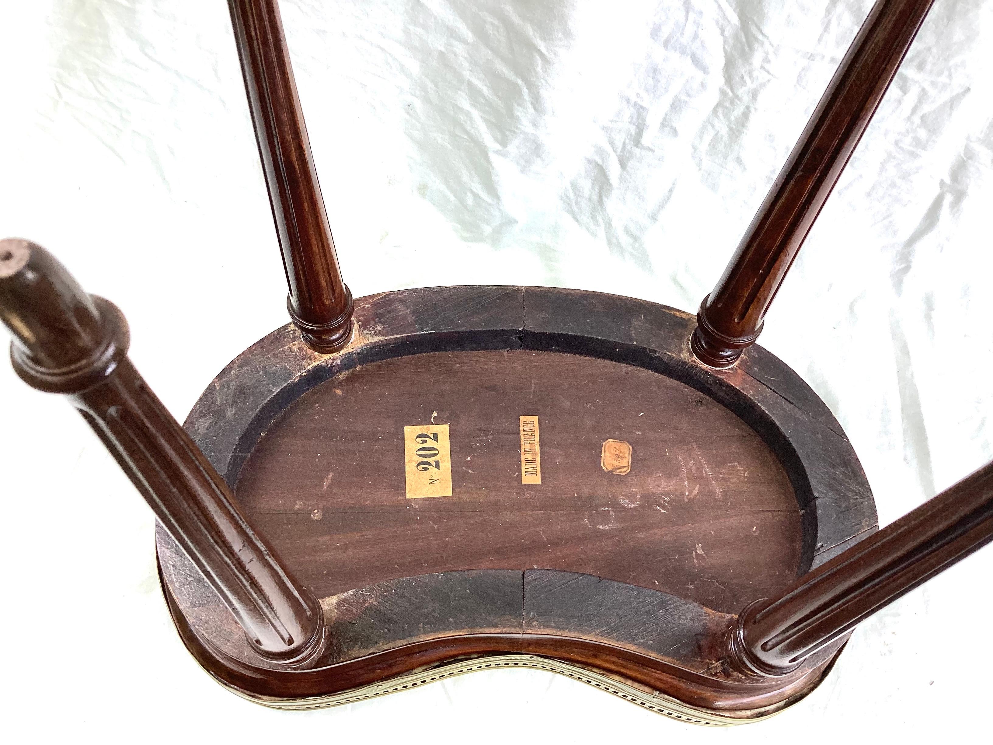 Ancienne table en forme de rein Louis XVI en acajou et marbre avec galerie en vente 1