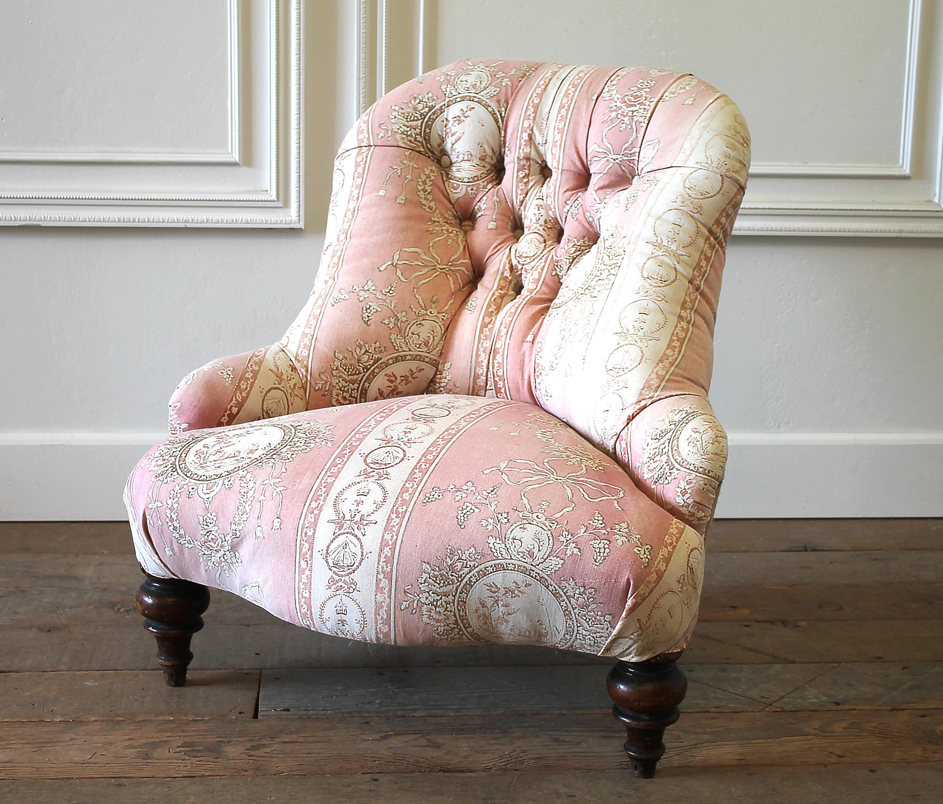 Antique petite Napoleon button tufted chair for child or pet
This adorable chair is perfect for a child, or pet bed. Upholstered in light pink toile, with burlap back. Back legs have been repaired, and are strong and sturdy.
Measures: 26.5