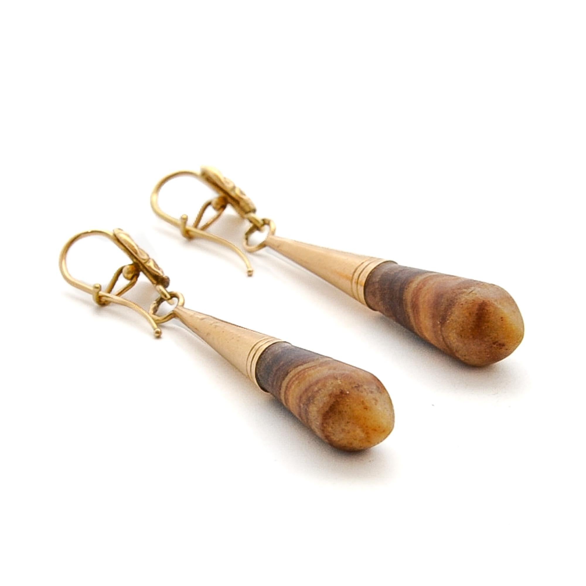Antike Ohrhänger aus versteinertem Holz und 14K Gold im Angebot 1