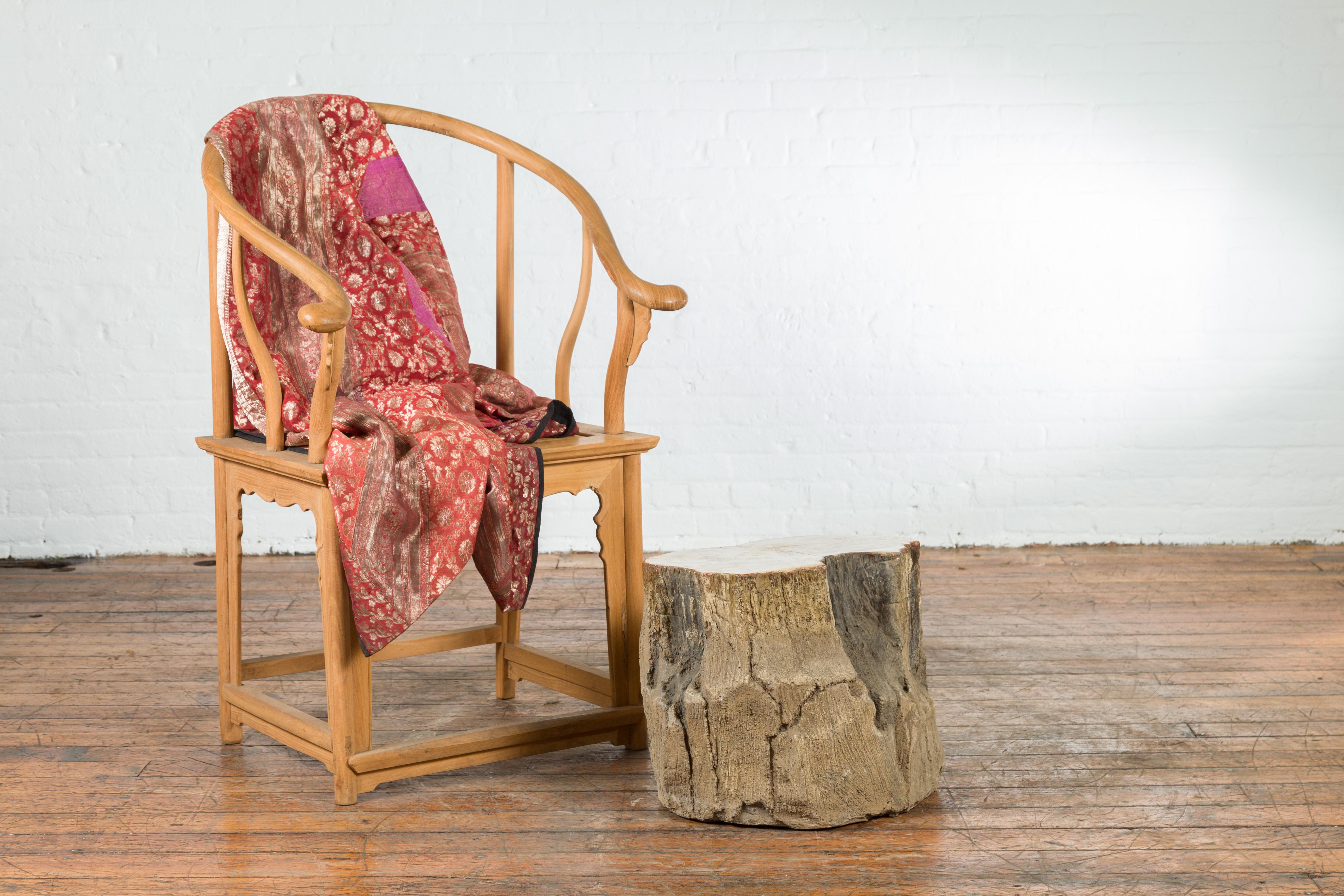 Ein antiker Tisch oder Hocker aus versteinertem Holz, der mit Gesso überzogen ist. Mit seinem hohen Alter und seiner verwitterten Patina ist dieser Getränketisch eine großartige dekorative Ergänzung für jedes Haus. Versteinertes Holz ist das