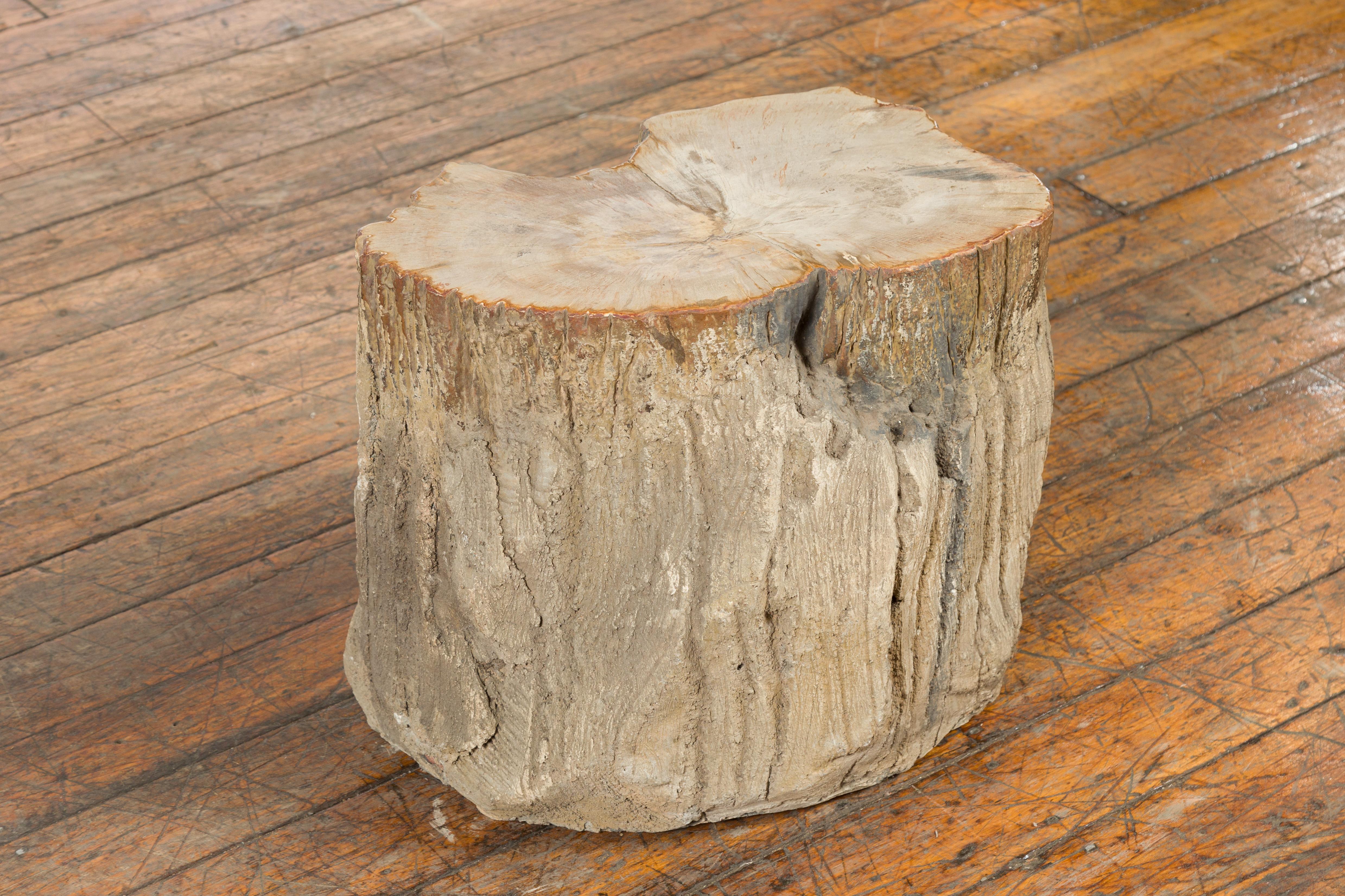 Antiker antiker Baumstumpf-Getränketisch oder Hocker aus versteinertem Holz mit Gesso überzogen im Zustand „Gut“ im Angebot in Yonkers, NY