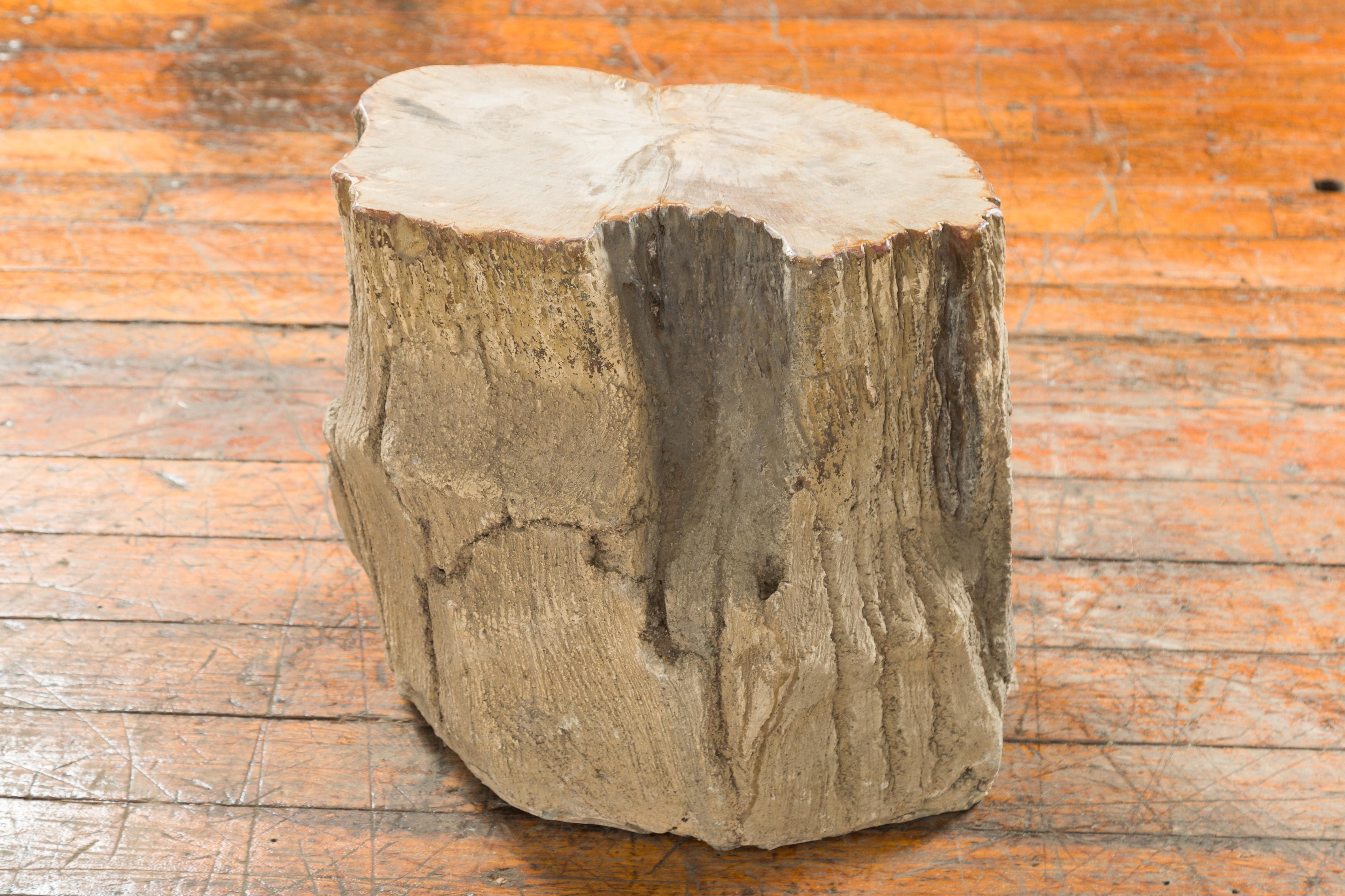 Antiker antiker Baumstumpf-Getränketisch oder Hocker aus versteinertem Holz mit Gesso überzogen (Versteinertes Holz) im Angebot
