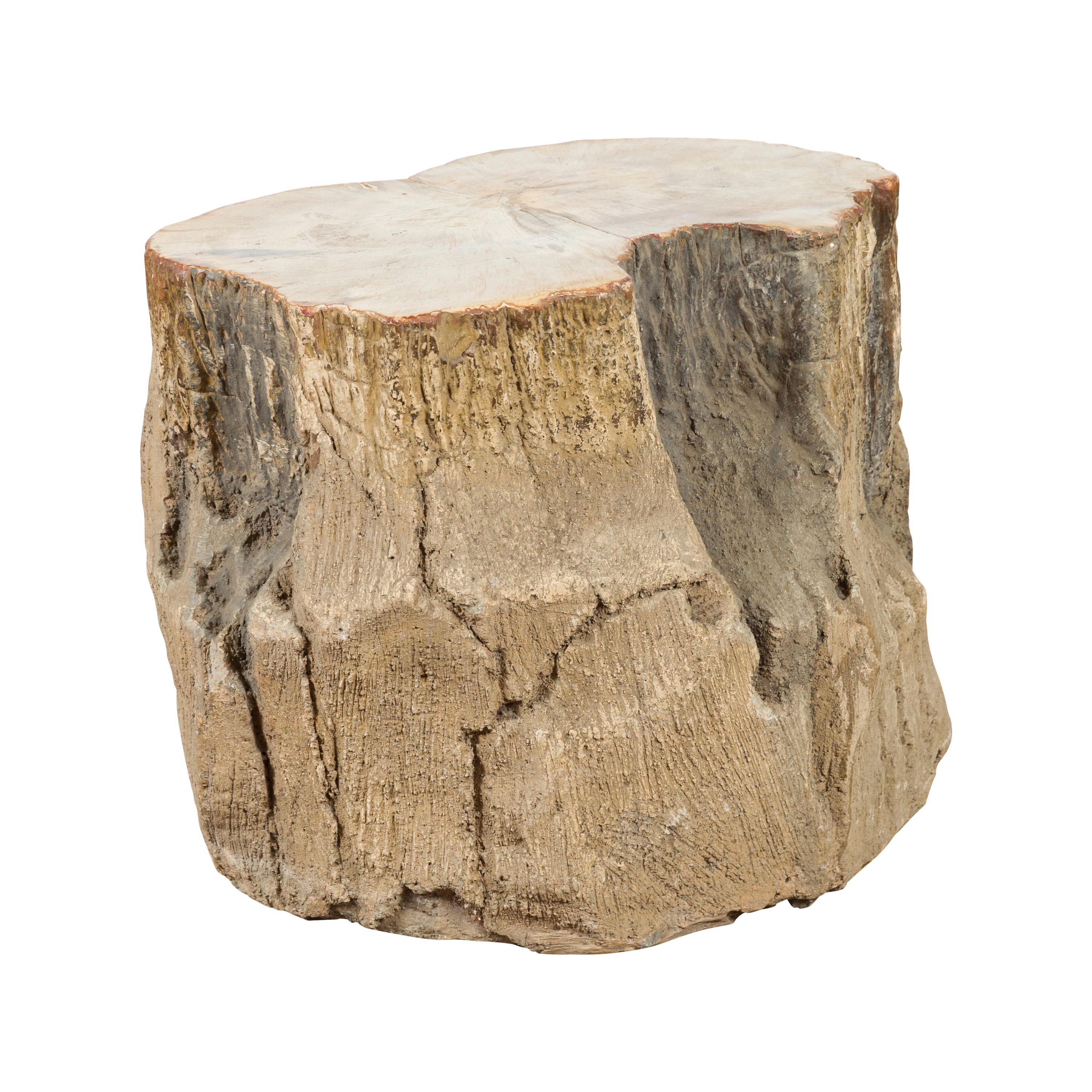 Antiker antiker Baumstumpf-Getränketisch oder Hocker aus versteinertem Holz mit Gesso überzogen