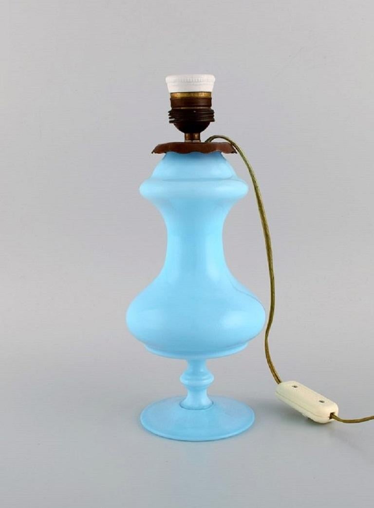Antique petroleum burner and lamp in mouth-blown opal art glass. Approx. 1900.
The lamp measures: 29 x 12 cm (incl. Socket).
In excellent condition.
Stamped.