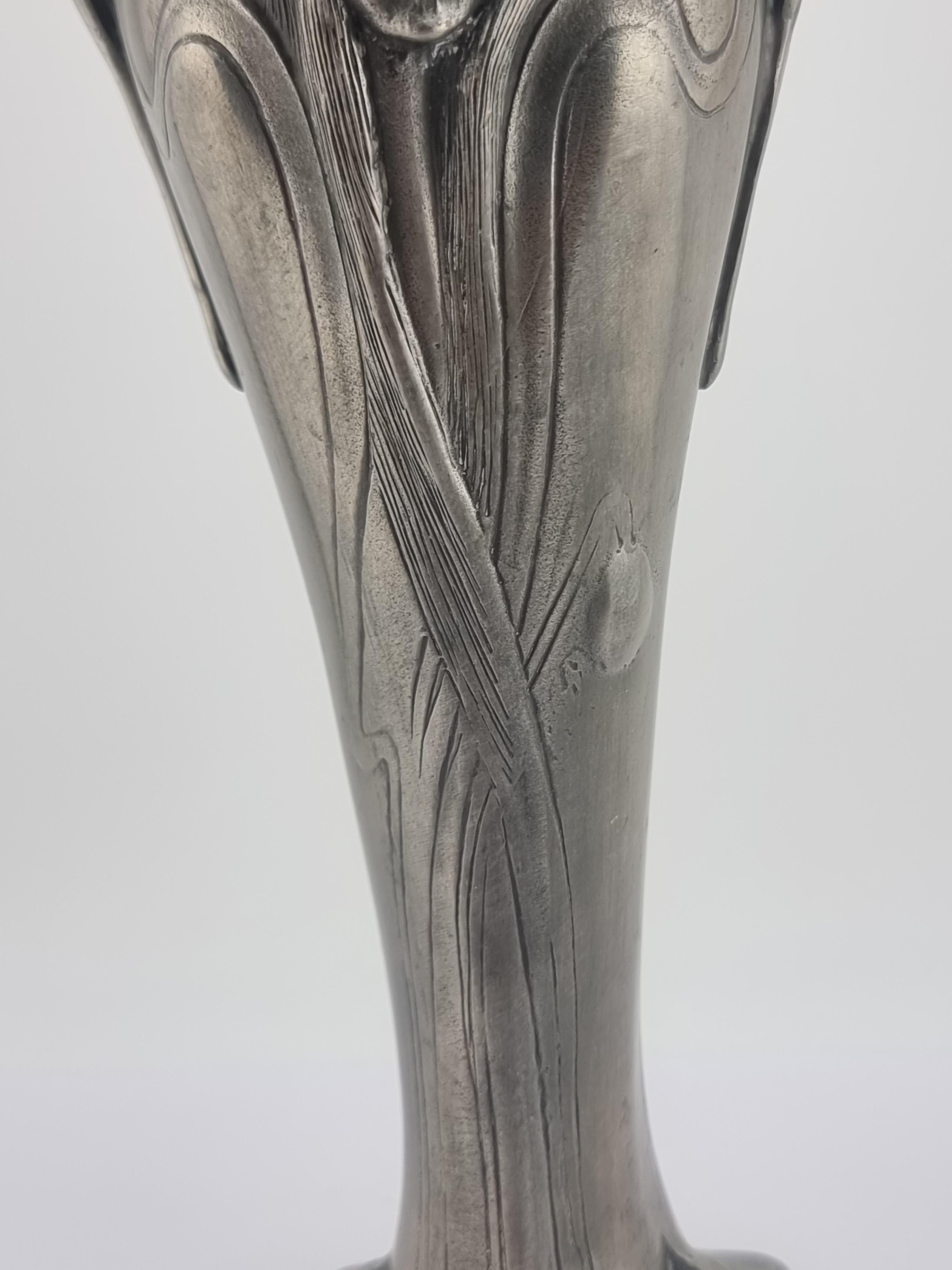 Vase ancien en étain Art Nouveau Etain Femme Fleurs en vente 5