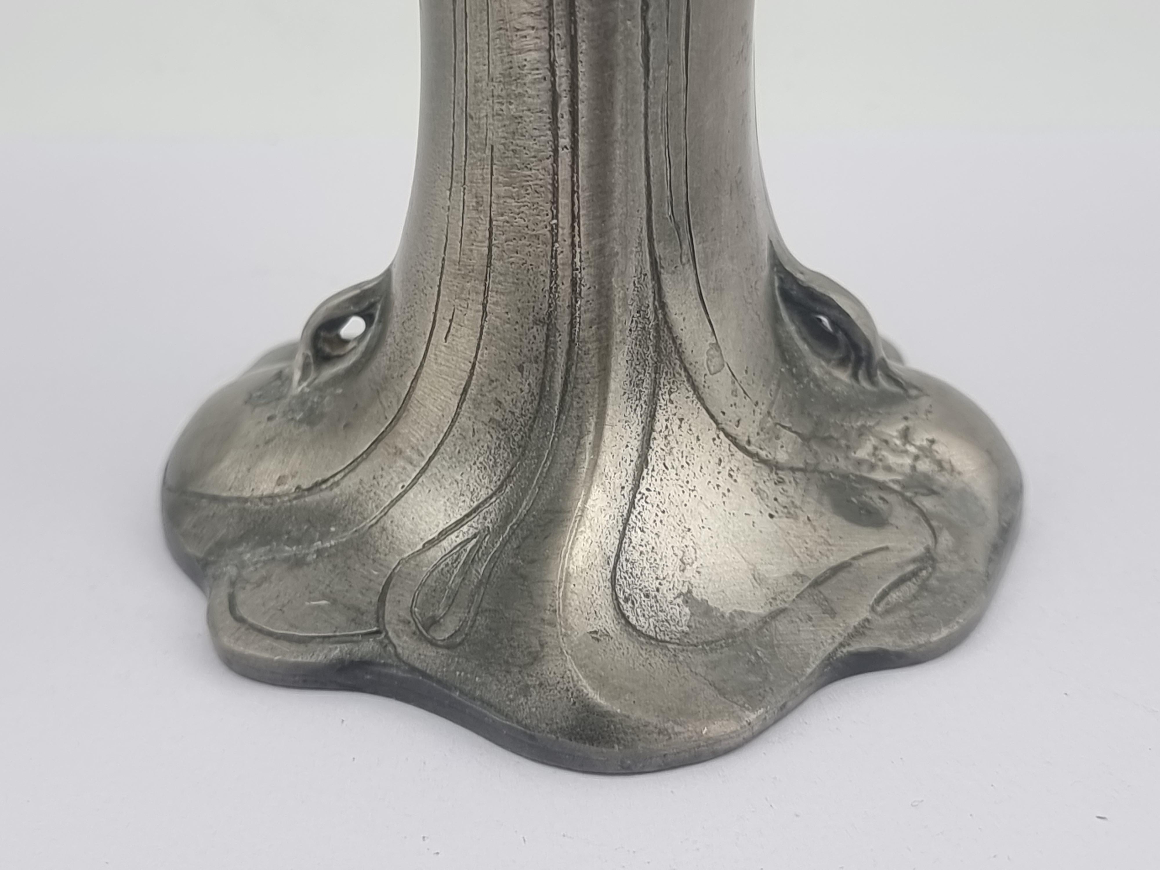 Vase ancien en étain Art Nouveau Etain Femme Fleurs en vente 6