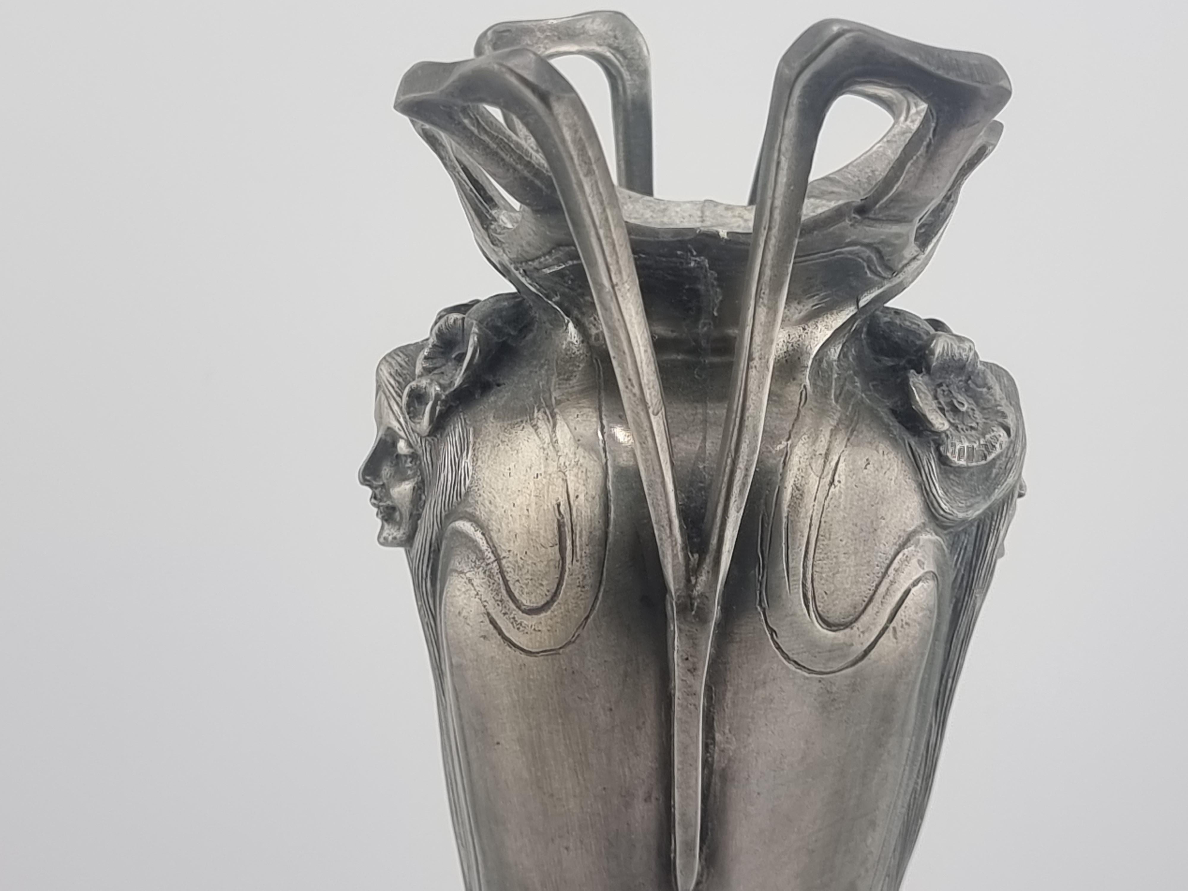 Vase ancien en étain Art Nouveau Etain Femme Fleurs en vente 7