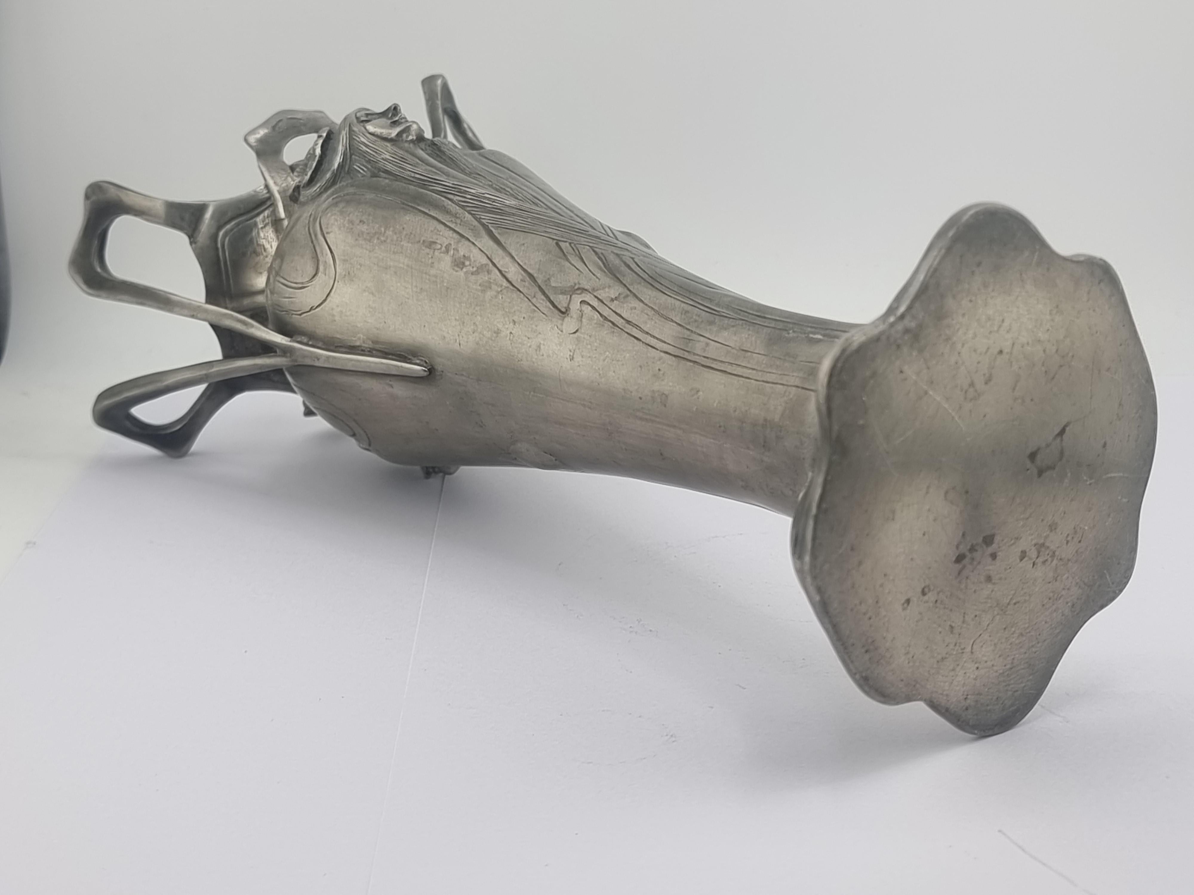 Vase ancien en étain Art Nouveau Etain Femme Fleurs en vente 9