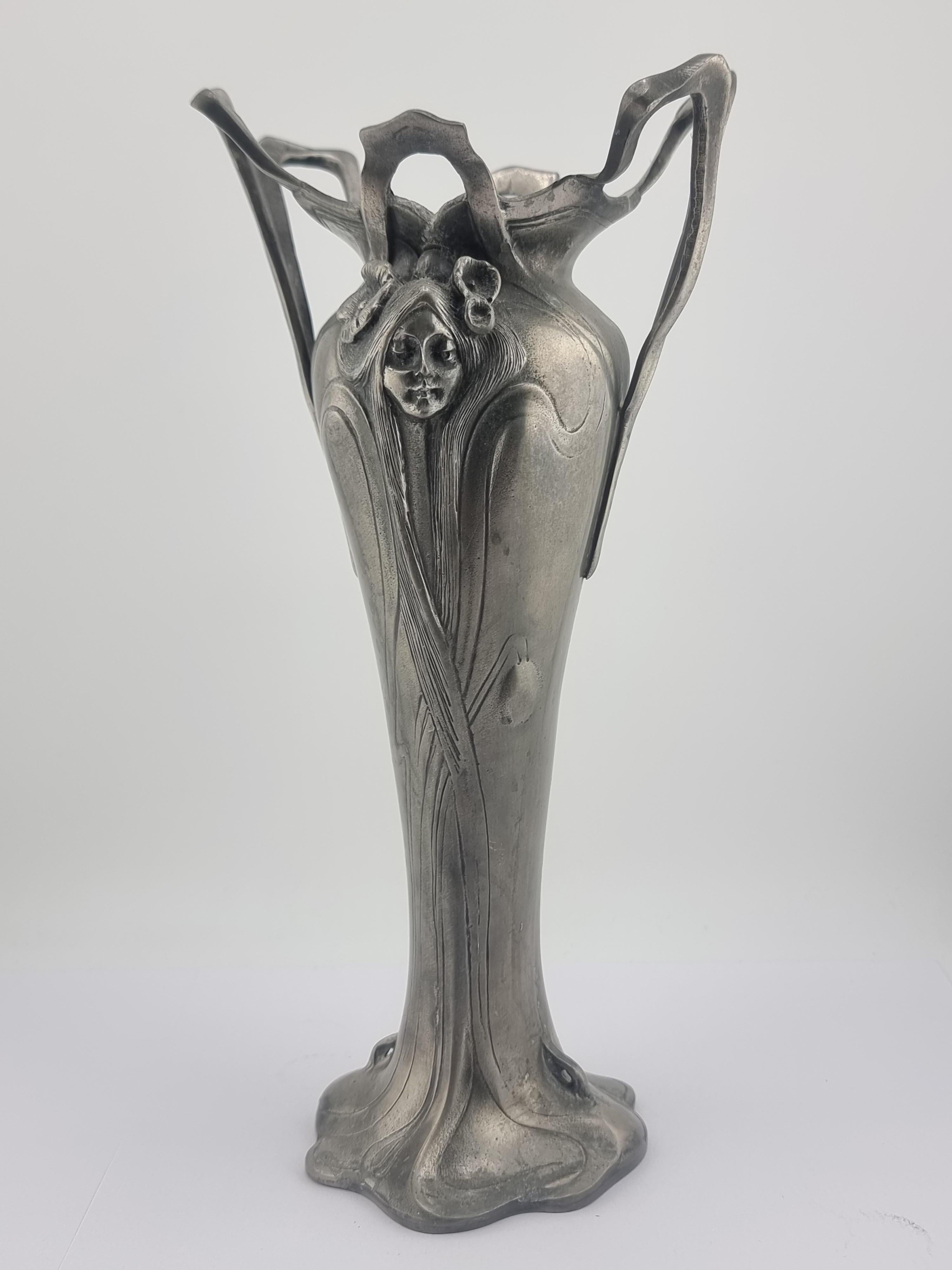 Vase en étain ancien 

Art Nouveau Femme et fleurs