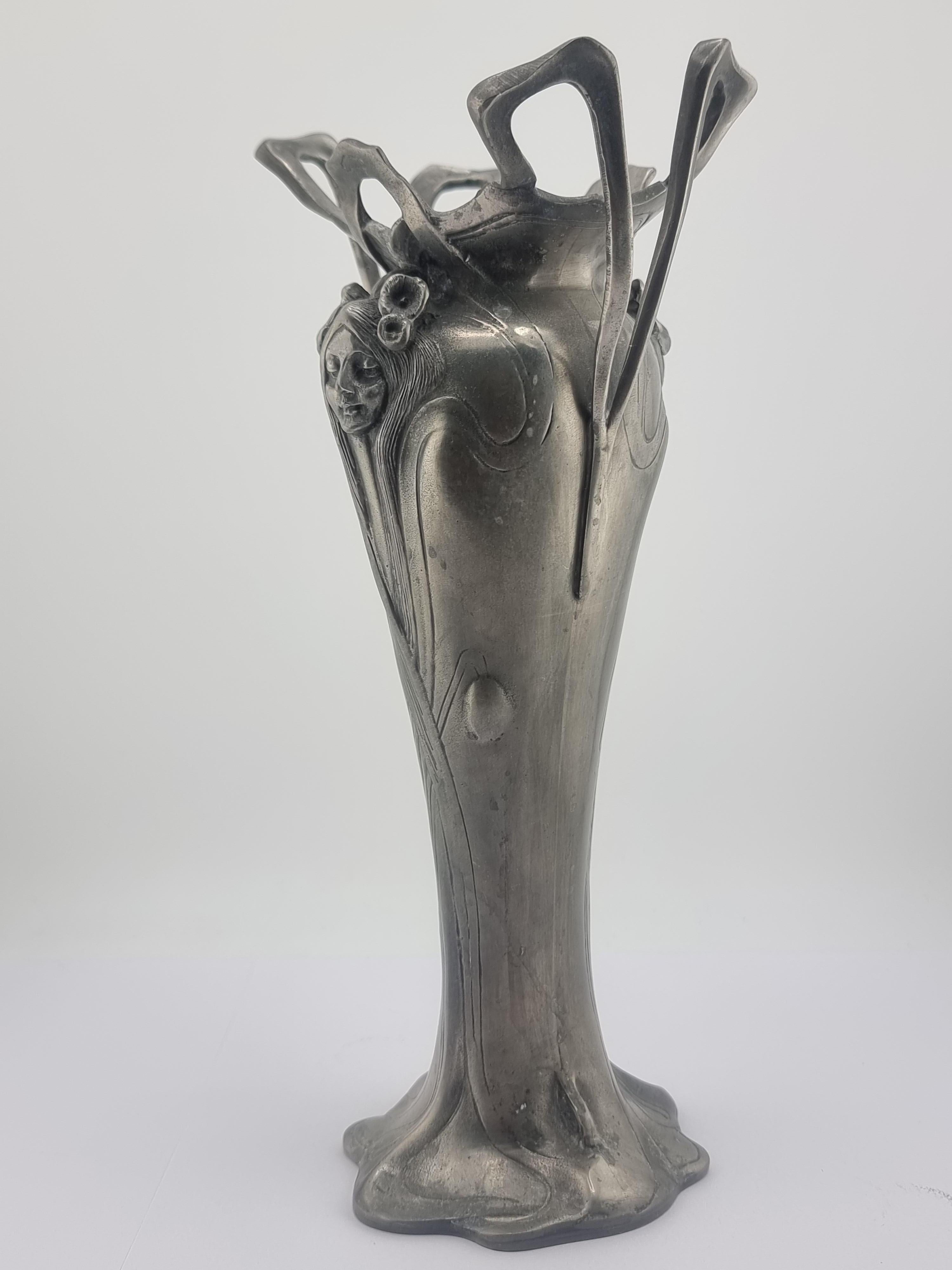 Vase ancien en étain Art Nouveau Etain Femme Fleurs Bon état - En vente à Berlin, DE