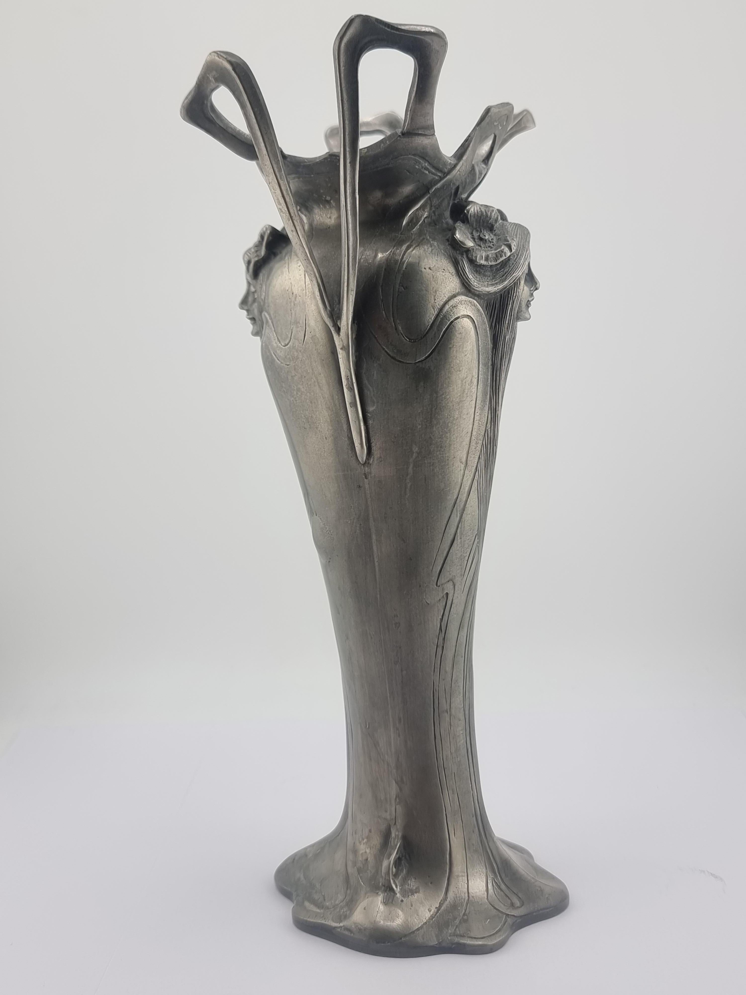 20ième siècle Vase ancien en étain Art Nouveau Etain Femme Fleurs en vente