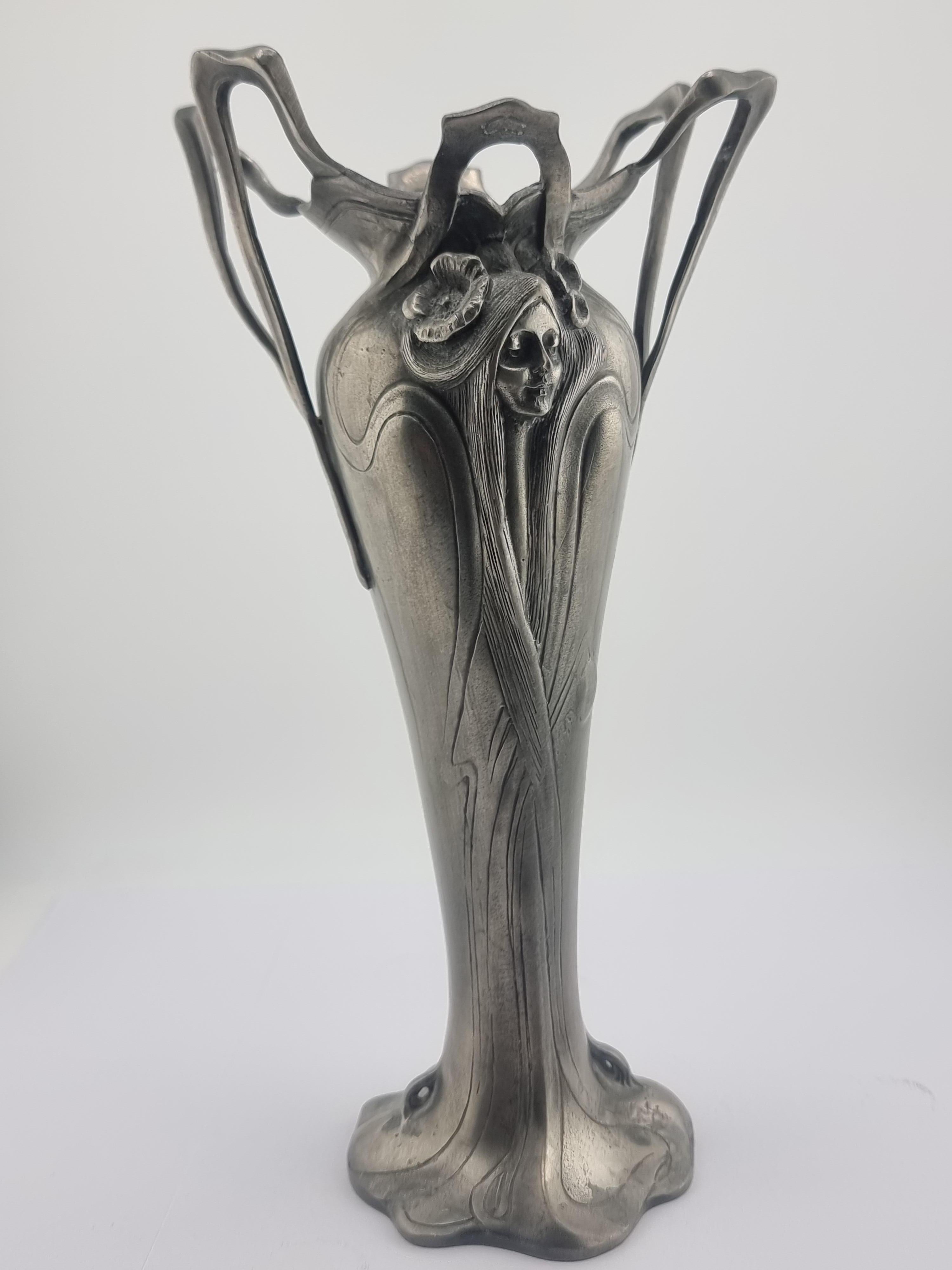 Étain Vase ancien en étain Art Nouveau Etain Femme Fleurs en vente