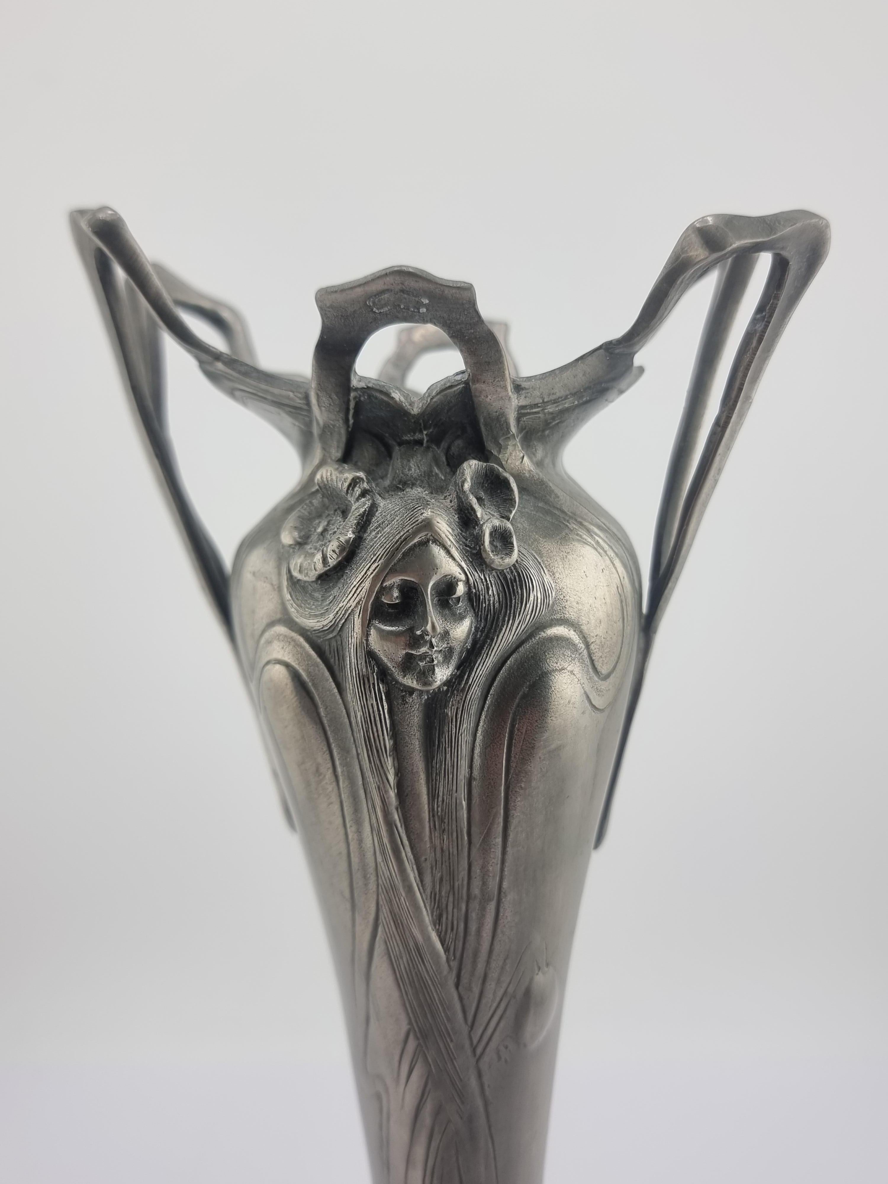 Vase ancien en étain Art Nouveau Etain Femme Fleurs en vente 1