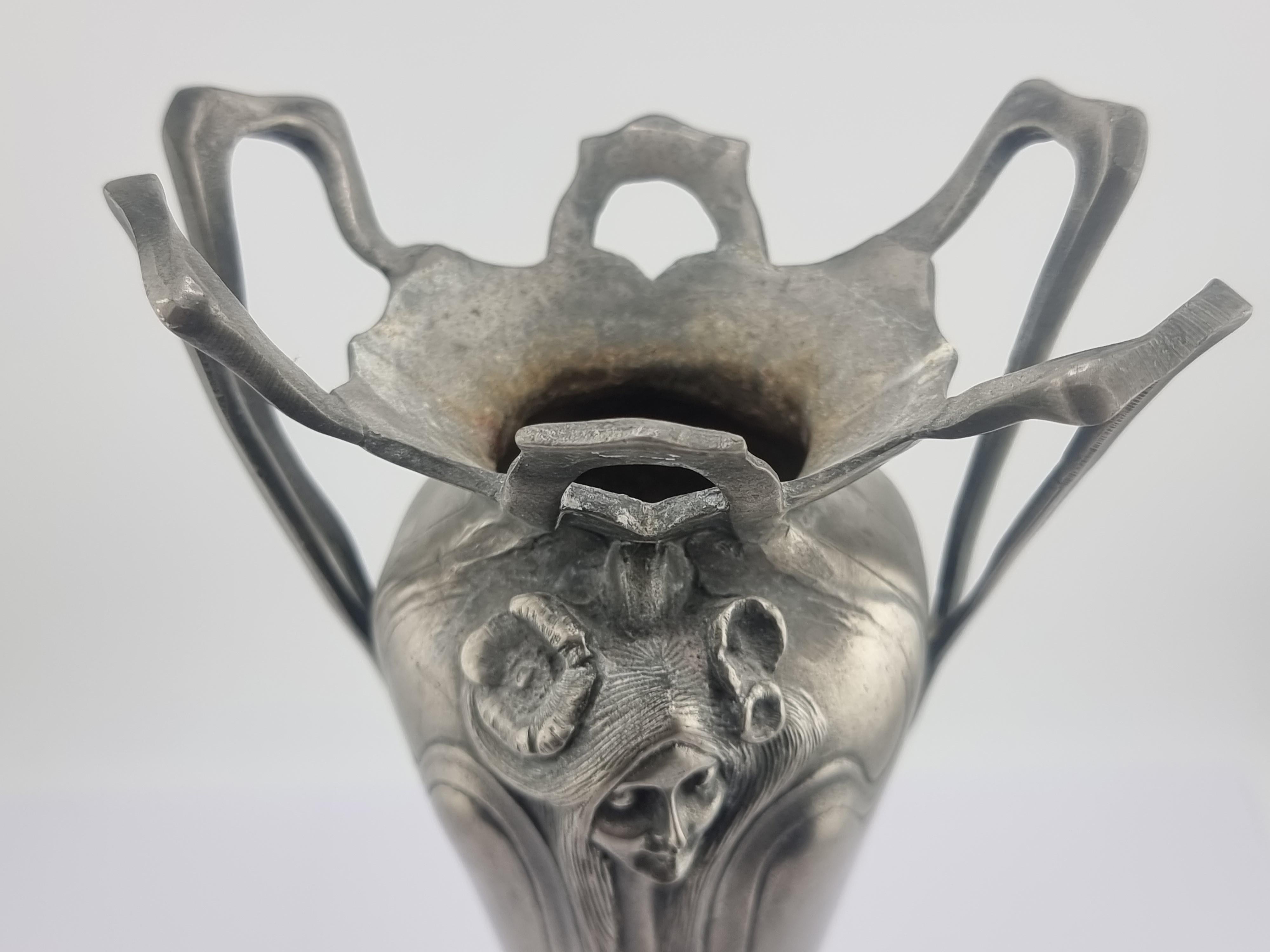 Vase ancien en étain Art Nouveau Etain Femme Fleurs en vente 2