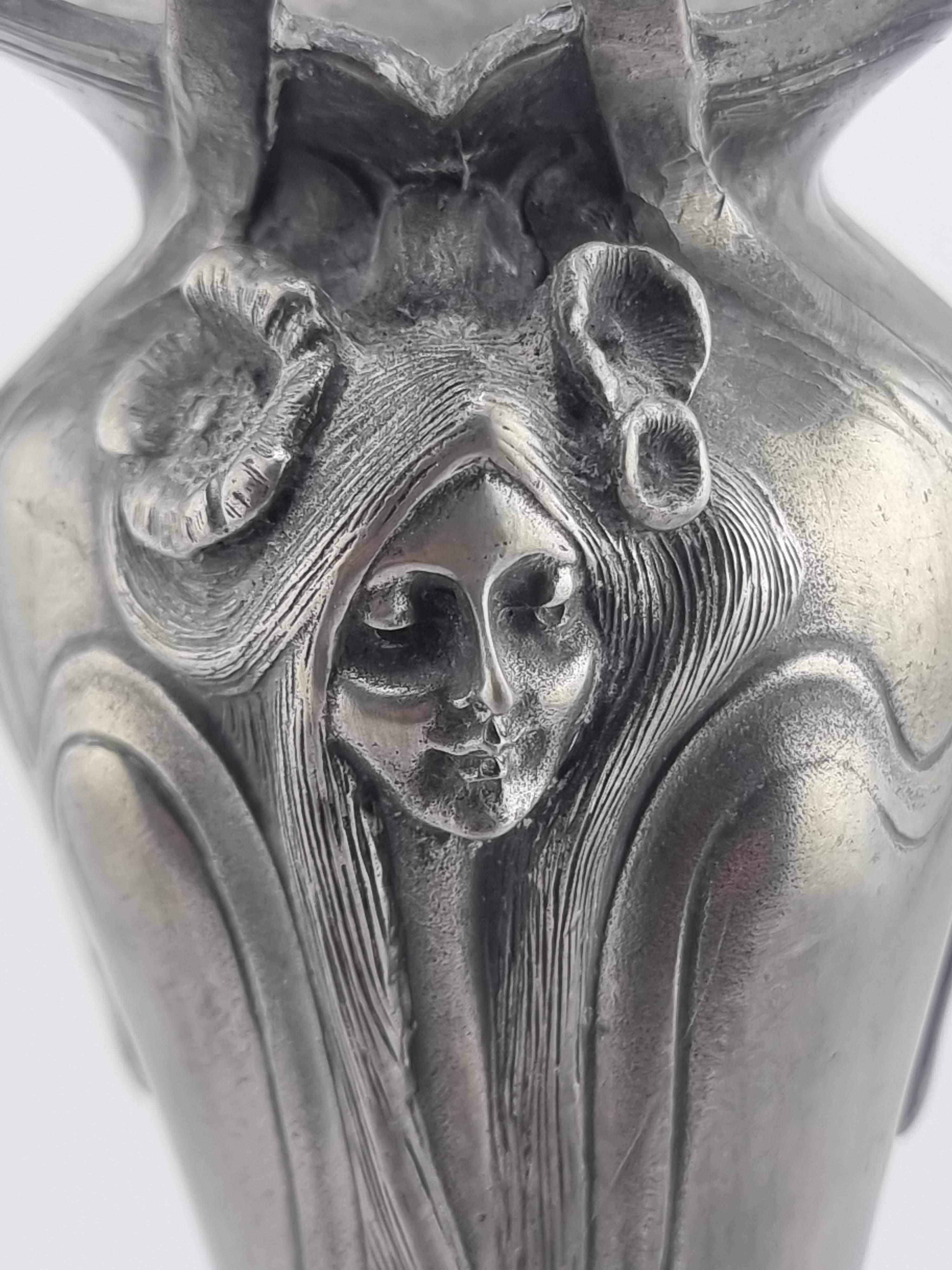Vase ancien en étain Art Nouveau Etain Femme Fleurs en vente 3