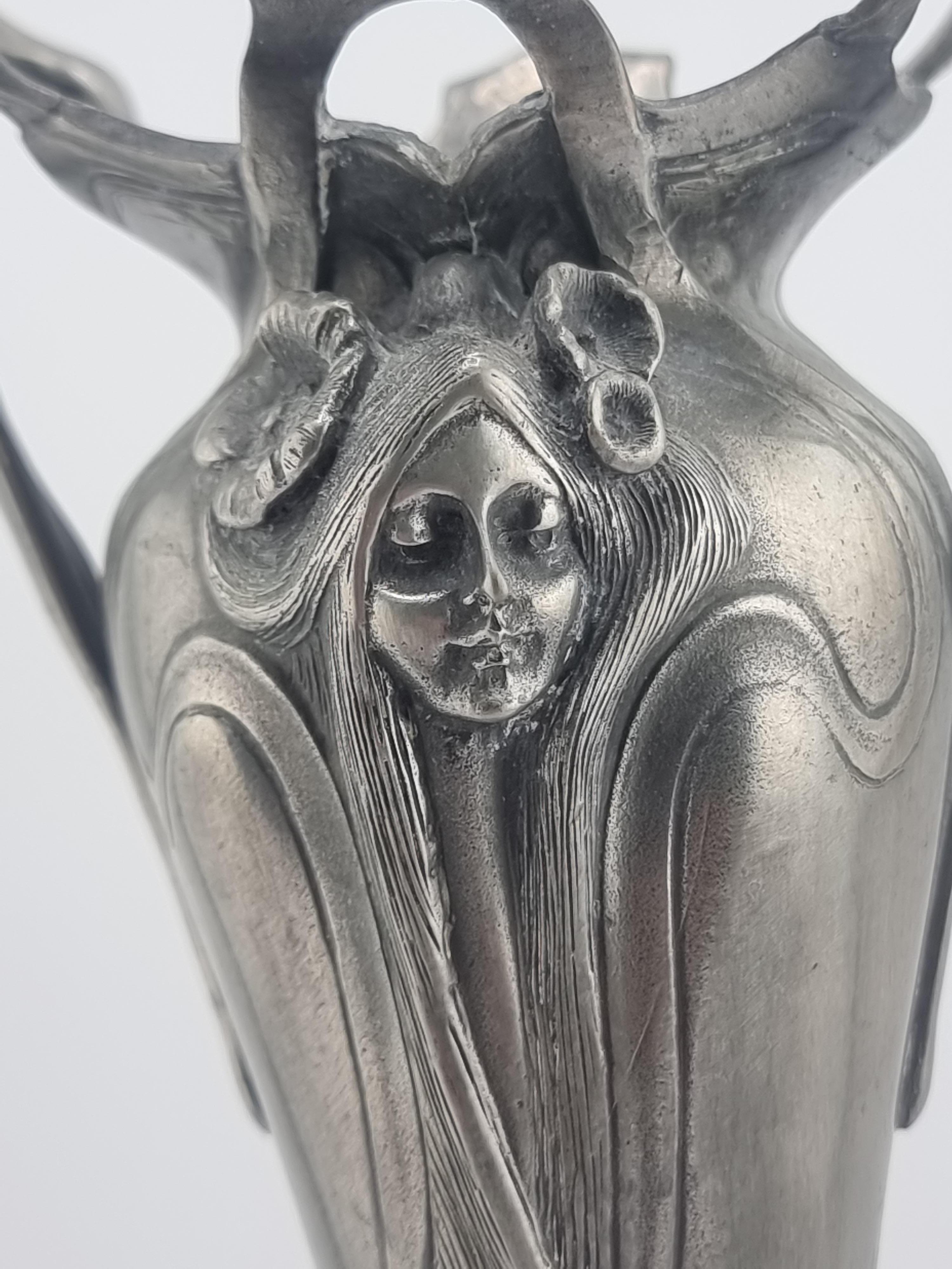 Vase ancien en étain Art Nouveau Etain Femme Fleurs en vente 4