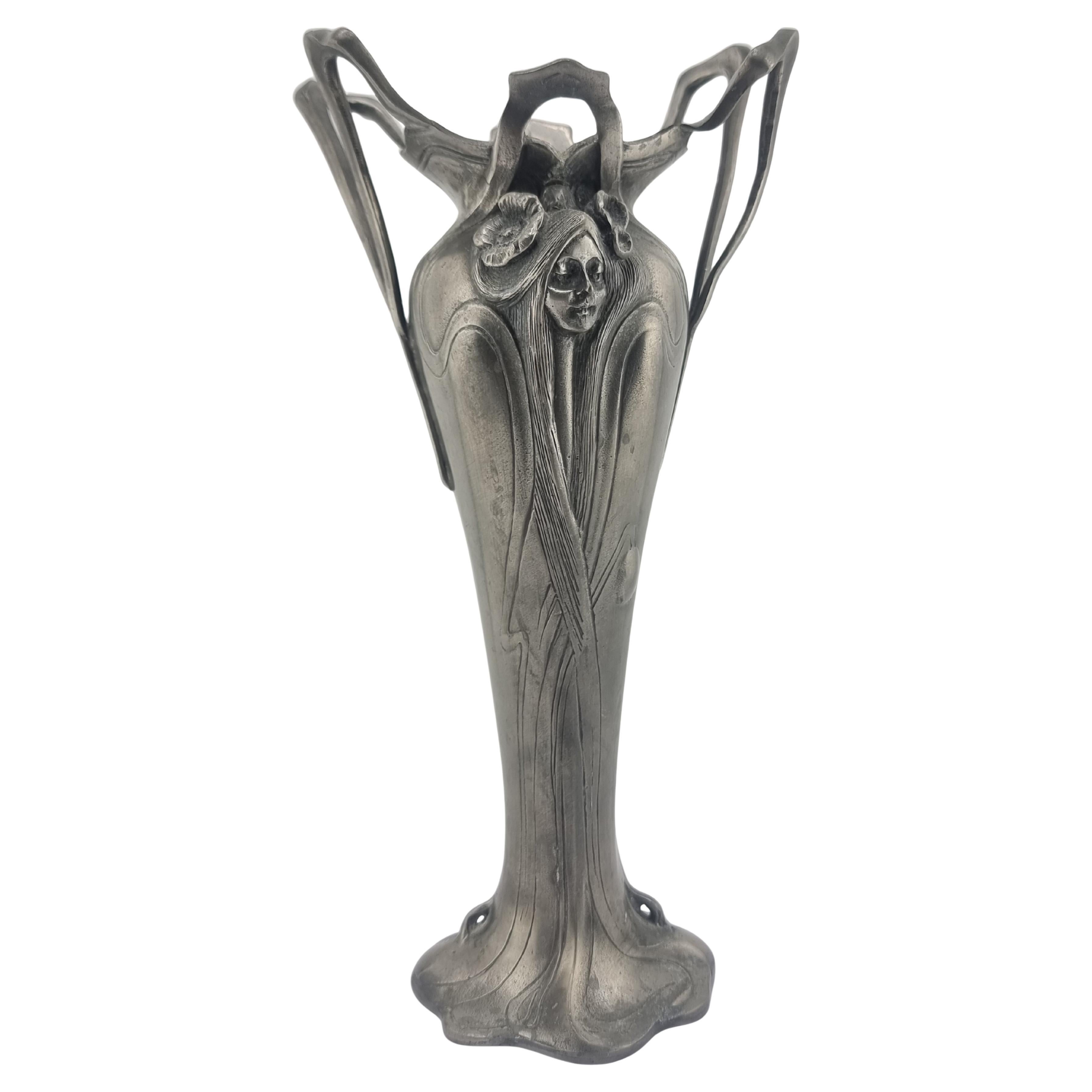 Vaso antico in peltro Art Nouveau, donna di latta e fiori