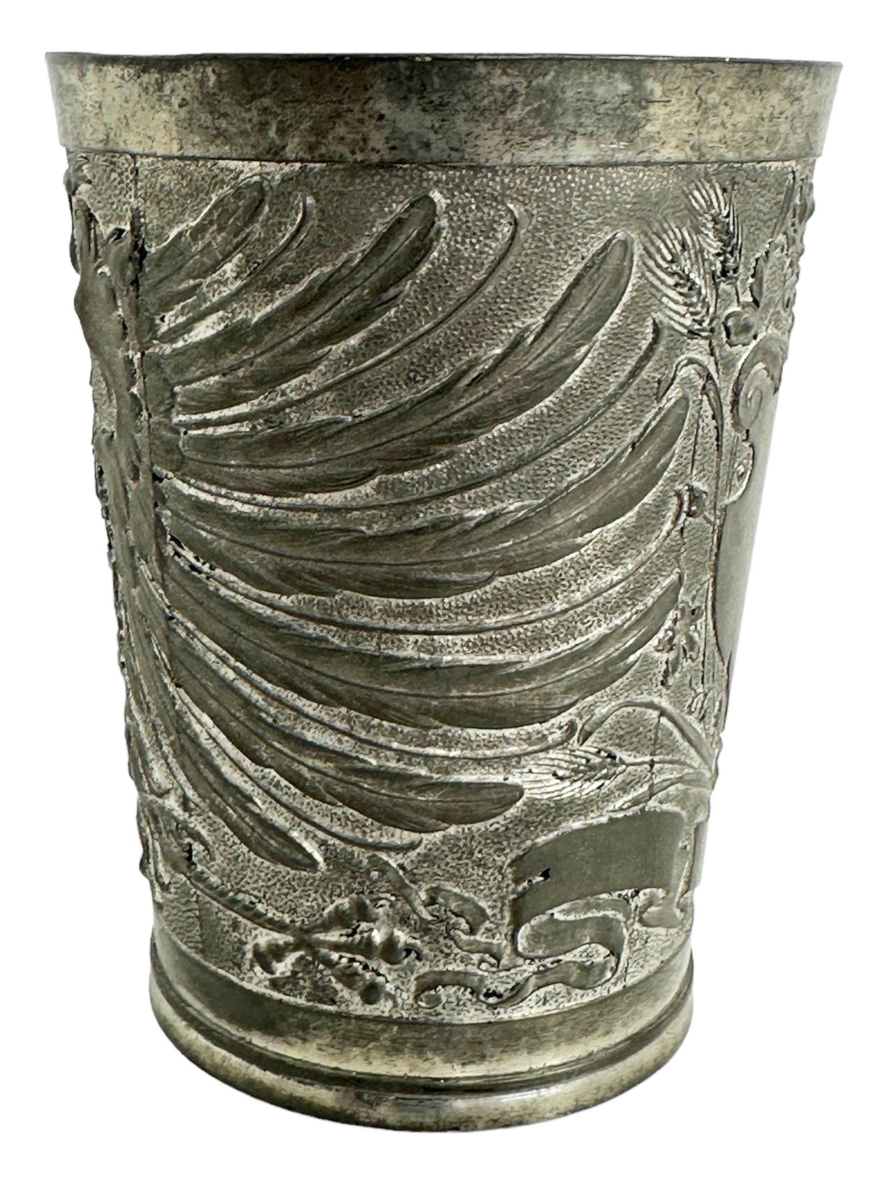 Una taza preciosa, fabricada en Alemania. Con un motivo de águila imperial y una cresta para poner tus iniciales. Esta versión concreta del águila imperial se utilizó entre 1888 y 1918. El águila más pequeña del centro es el escudo real del reino de