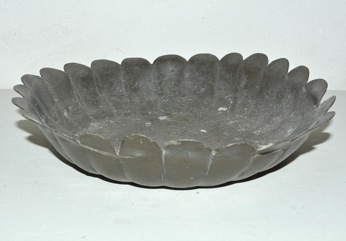 Antique Pewter Bowl with Scallop Edge In Good Condition For Sale In Sheffield, MA