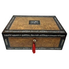 Boîte d'écriture ancienne de Coromandel en ronce d'amboyne incrustée d'étain 19 carats