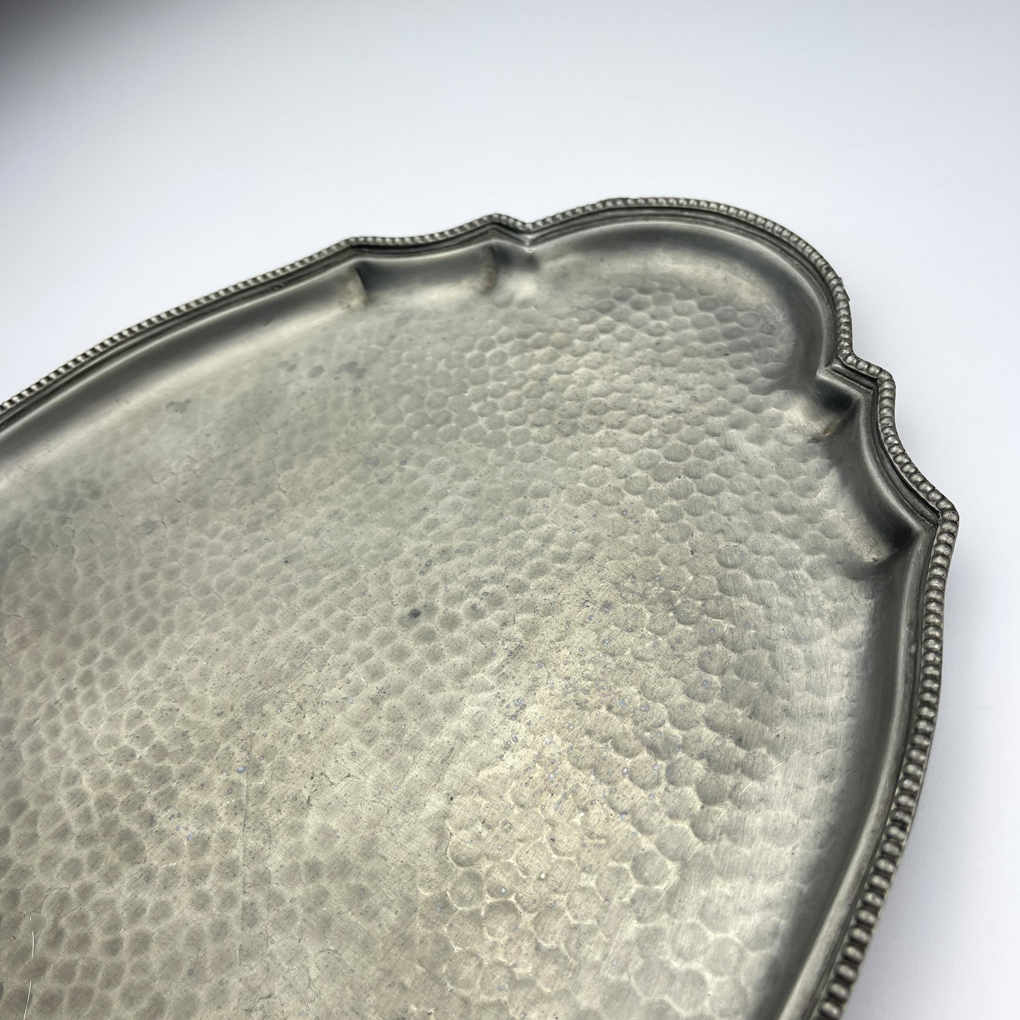 Schönes antikes Zinntablett oder Obstschale aus Italien aus der Mitte des 20. Jahrhunderts. Erstaunlich großen ovalen Zinnteller mit geriffelten Kanten und eine schöne Patina der Zeit.
Zinn ist eine verformbare Metalllegierung, die aus Zinn