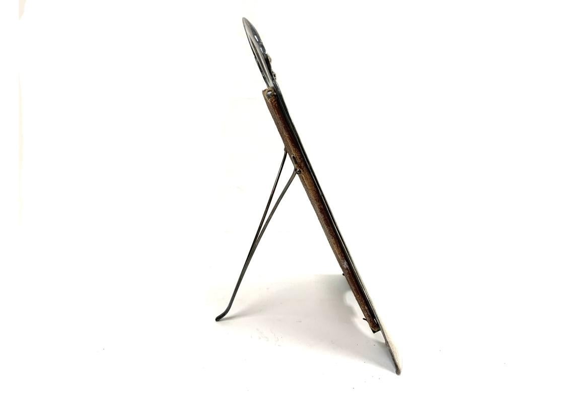 Württembergische Metallwarenfabrik Marco de fotos Art Nouveau de estaño con respaldo de caballete, tapa de cristal. Hallmarked  WMFB OX. Alrededor de 1886 - 1903. Fabricado en Alemania.

Dimensiones:  7 1/4