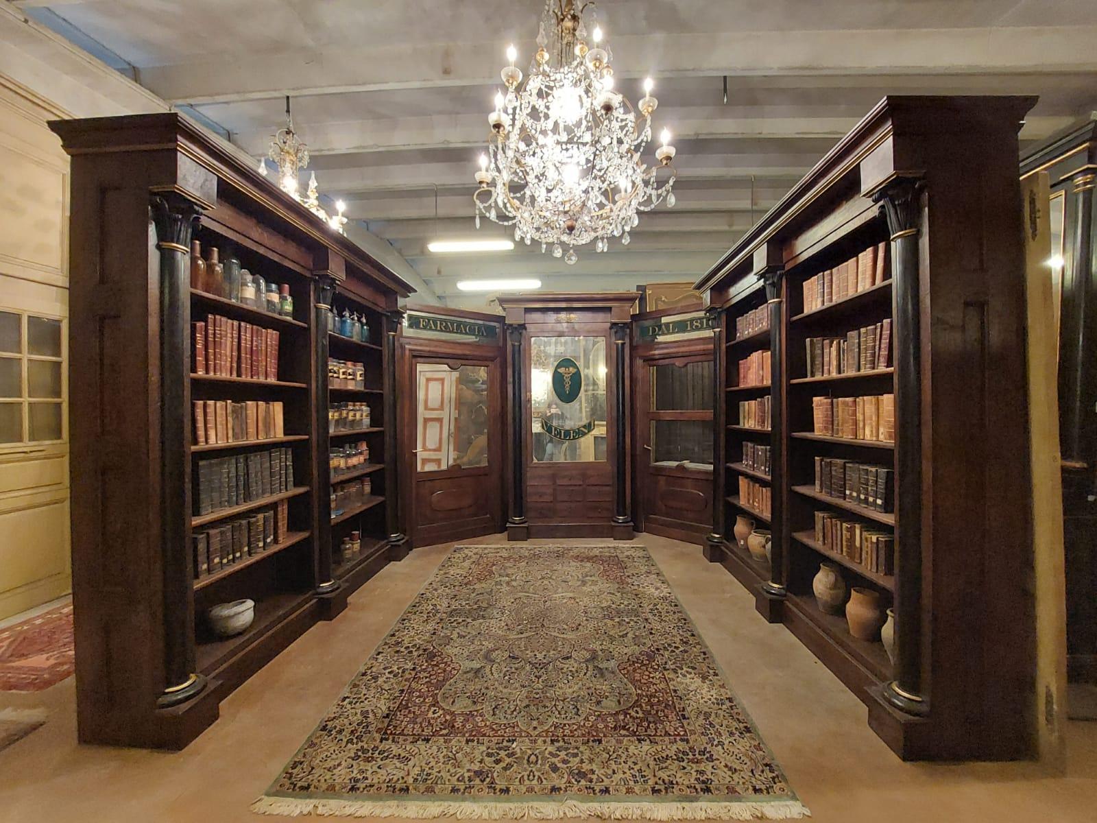 italien Armoire de pharmacie ancienne, bibliothèques en noyer et portes en verre avec enseigne, 800 Italie en vente