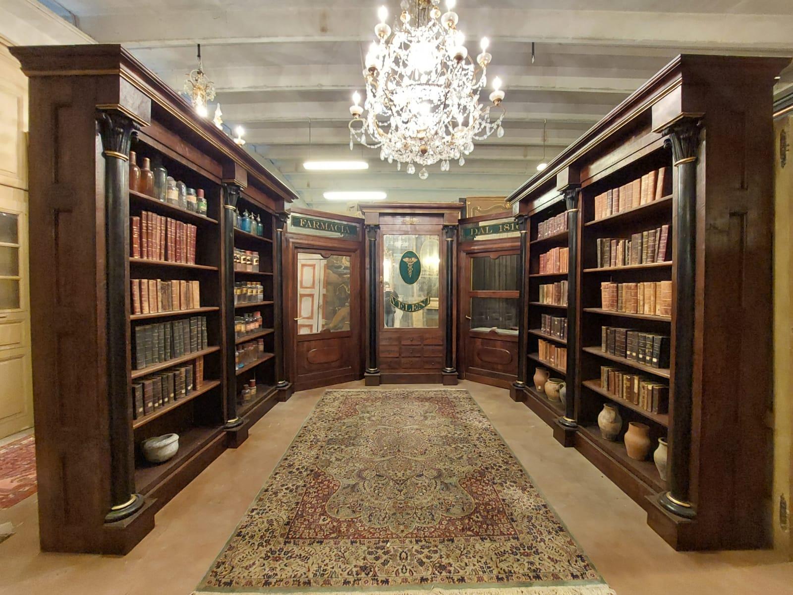Antiker Apothekerschrank, Bücherregale aus Nussbaumholz und Glastüren mit Schild, 800 Italien (Italienisch) im Angebot