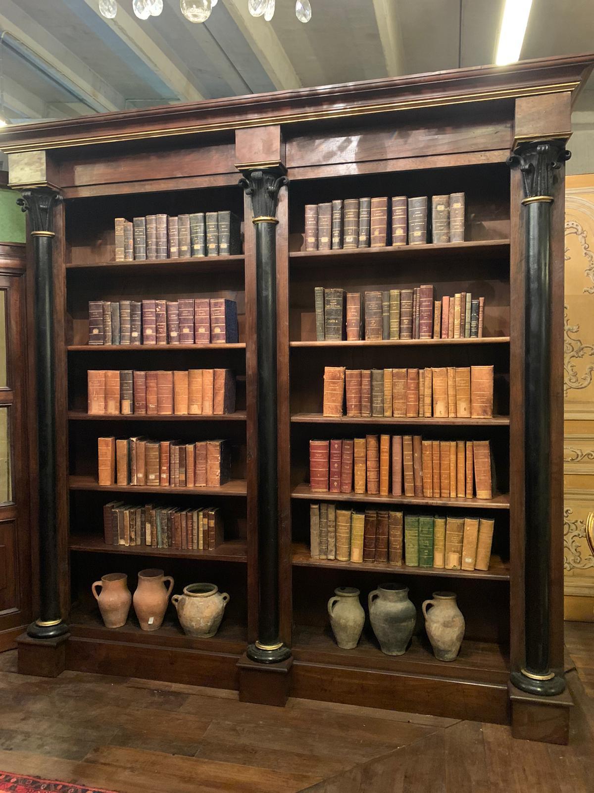 Antiker Apothekerschrank, Bücherregale aus Nussbaumholz und Glastüren mit Schild, 800 Italien (Handgeschnitzt) im Angebot