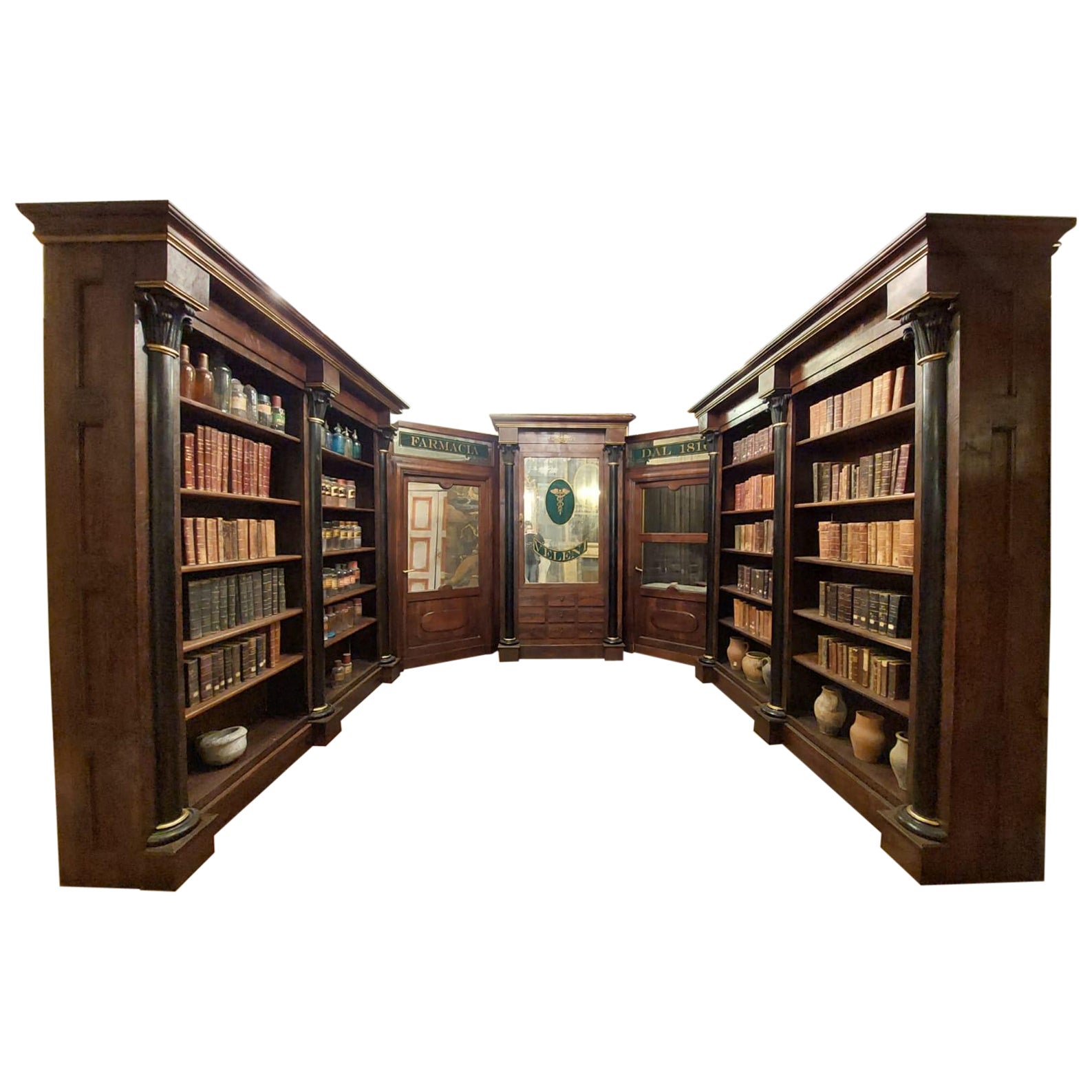 Antico gabinetto da farmacia, librerie in noce e ante in vetro con insegna, '800 Italia