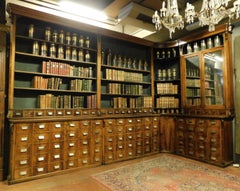 Antico mobile da farmacia in noce con cassetti, giorno rialzato, libreria, Svizzera, 1800