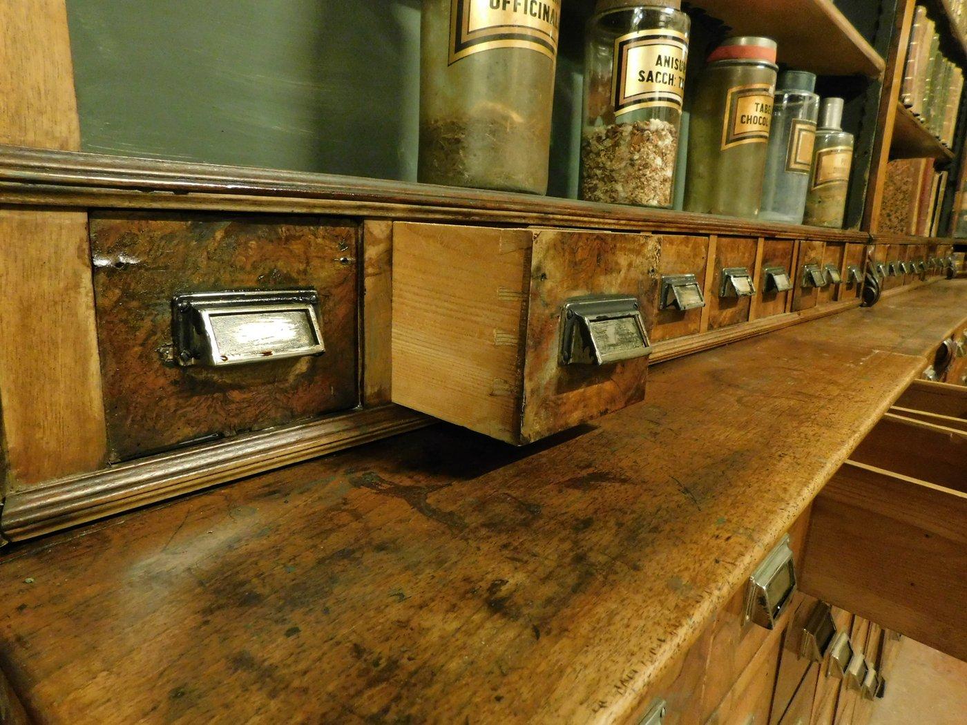 Incrusté Ancien meuble de pharmacie en noyer avec tiroirs, jour surélevé, bibliothèque, Suisse, 1800 en vente