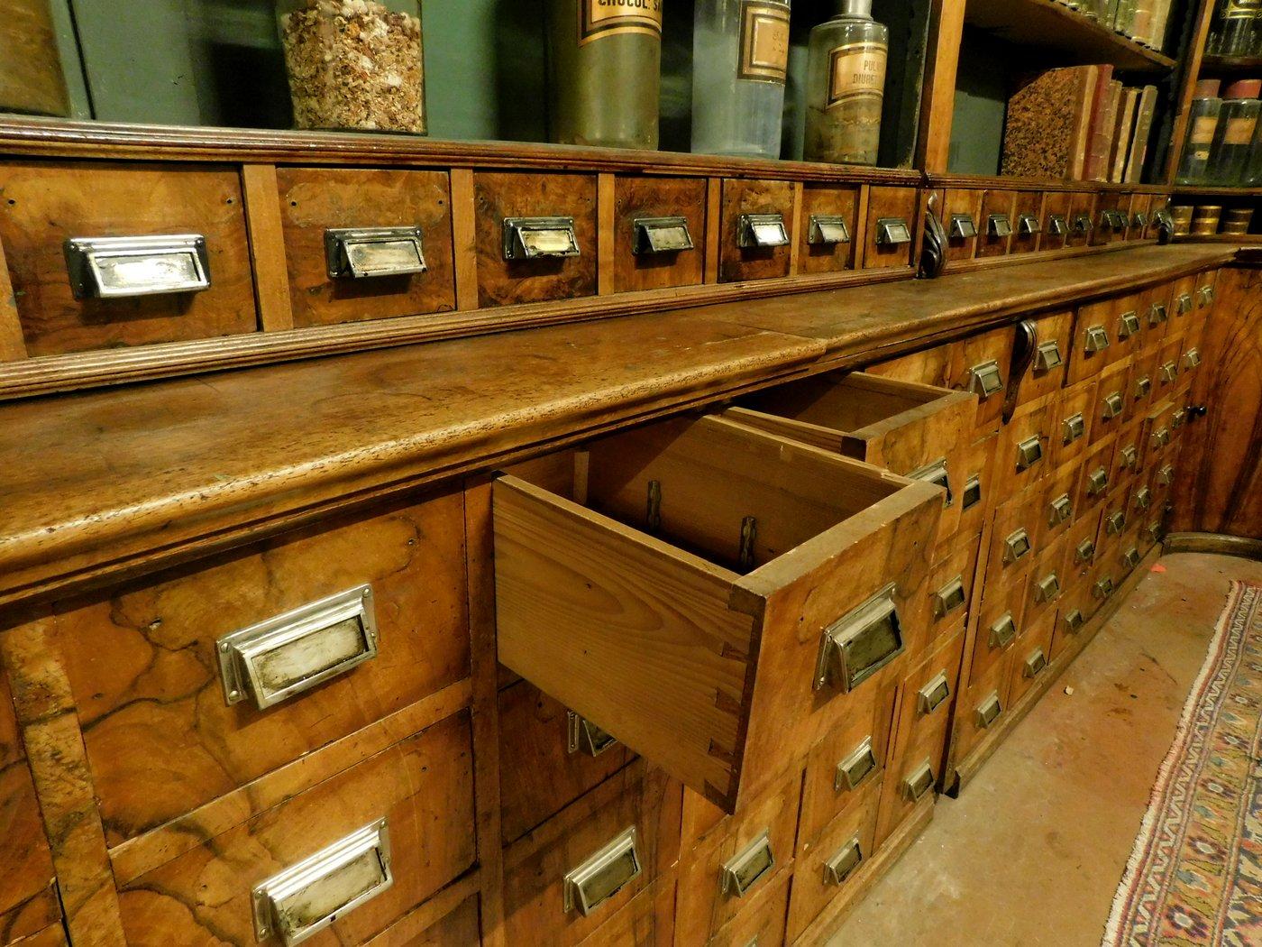 XIXe siècle Ancien meuble de pharmacie en noyer avec tiroirs, jour surélevé, bibliothèque, Suisse, 1800 en vente