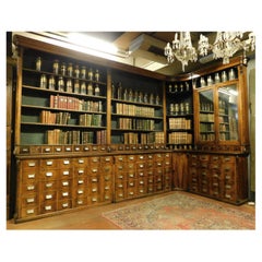 Ancien meuble de pharmacie en noyer avec tiroirs, jour surélevé, bibliothèque, Suisse, 1800