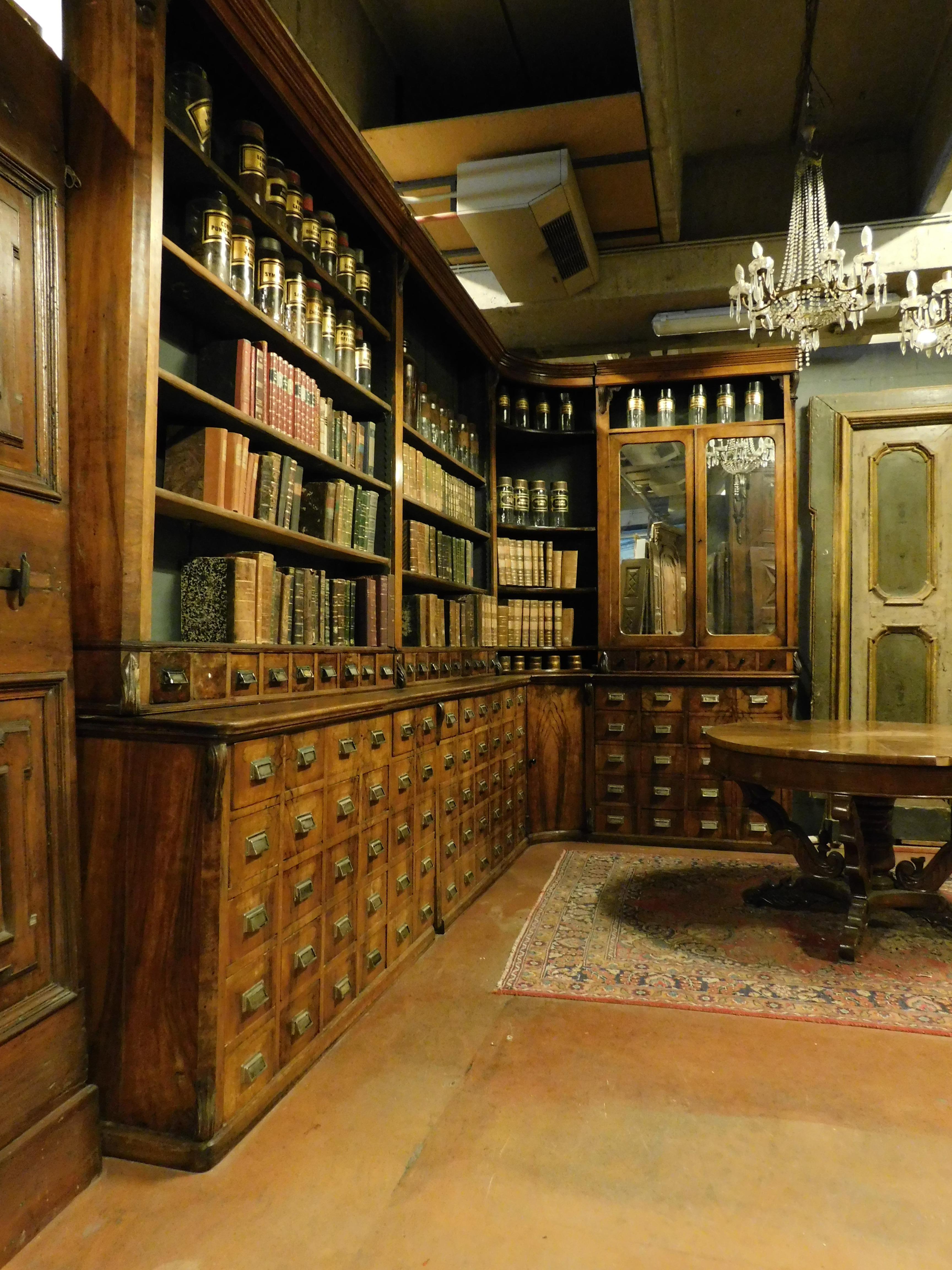 Ancien meuble de pharmacie ancien en noyer avec tiroirs, jour relevé, bibliothèque, suisse, 1800 en vente 1
