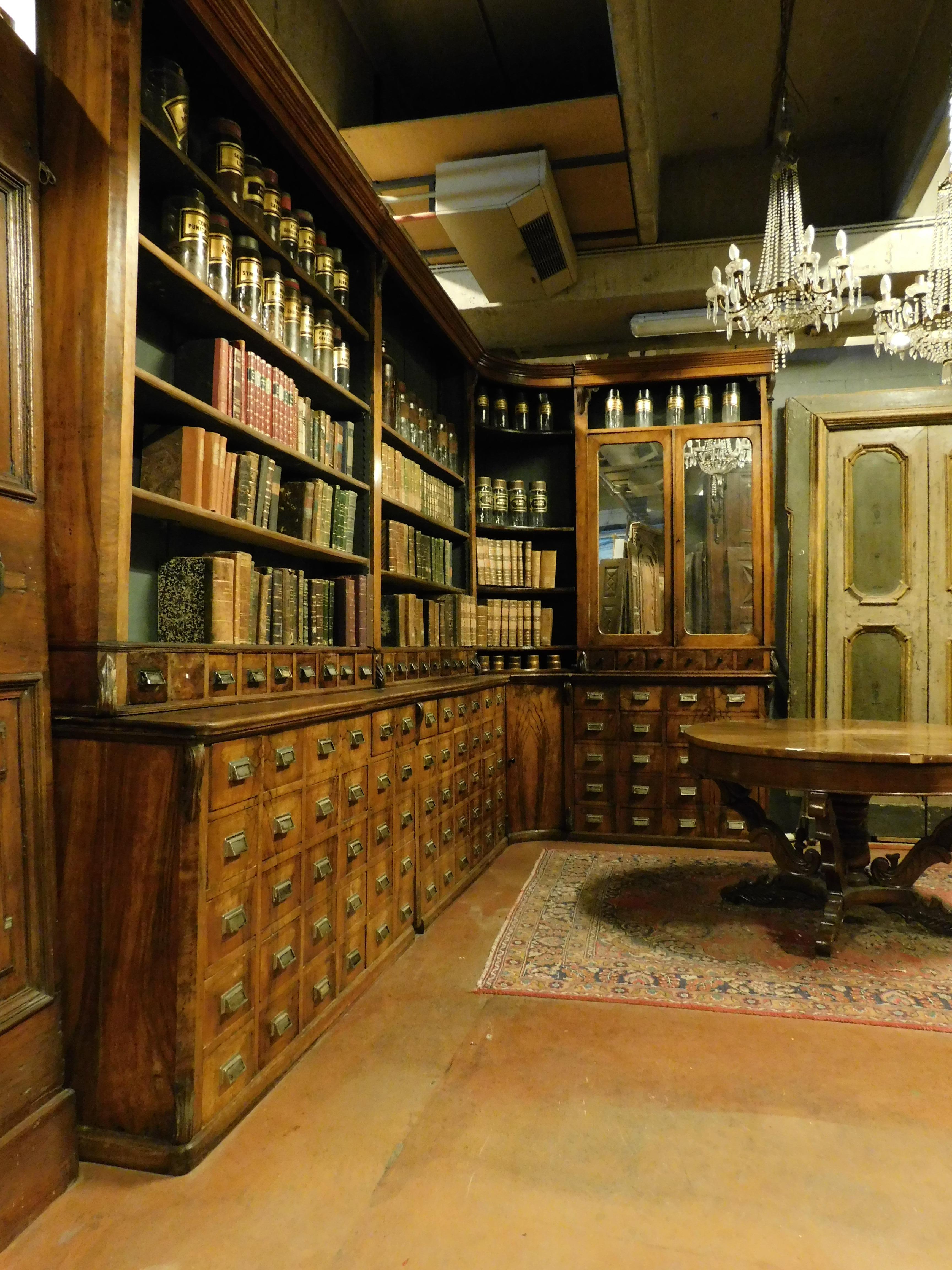 Ancien meuble de pharmacie ancien en noyer avec tiroirs, jour relevé, bibliothèque, suisse, 1800 en vente 2