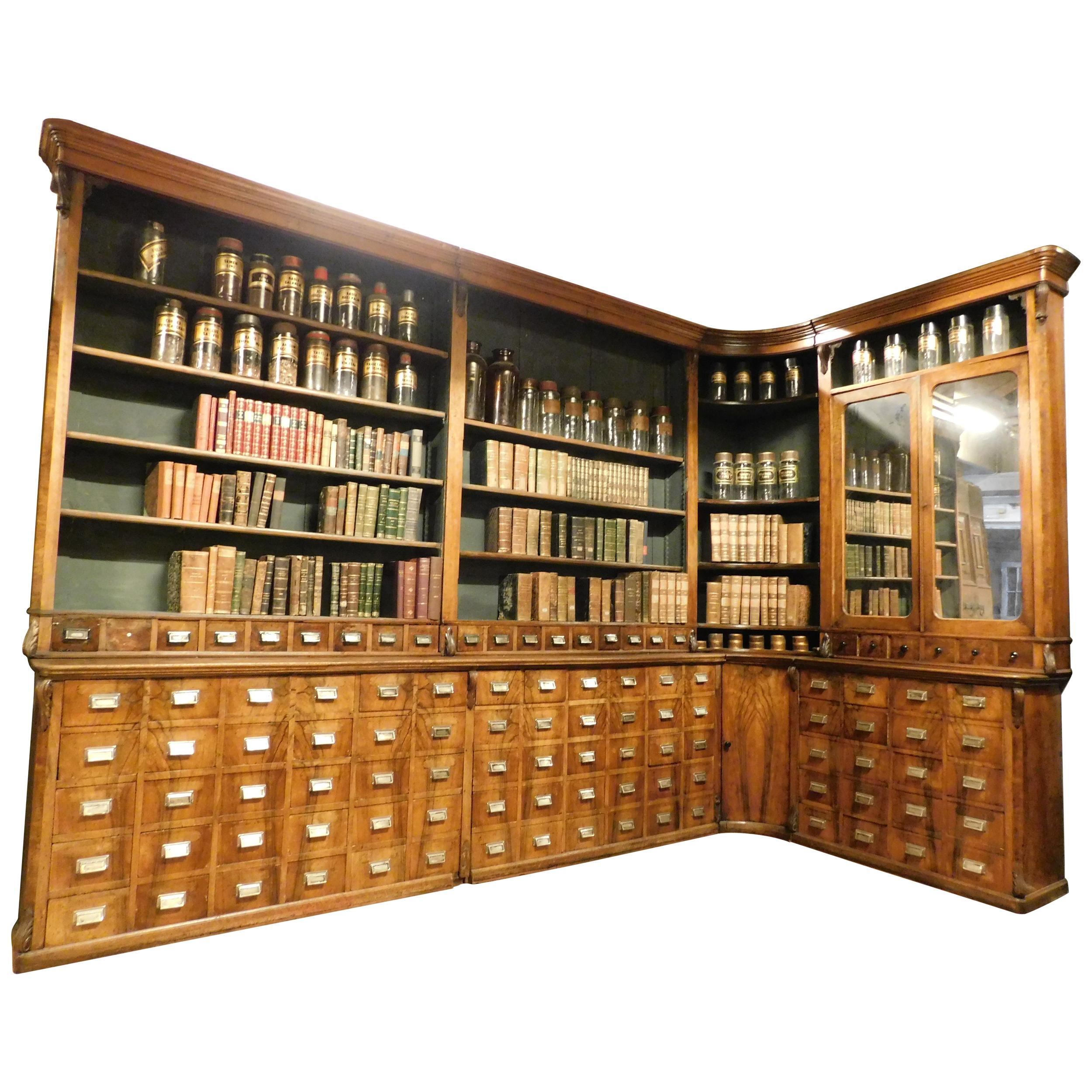 Ancien meuble de pharmacie ancien en noyer avec tiroirs, jour relevé, bibliothèque, suisse, 1800