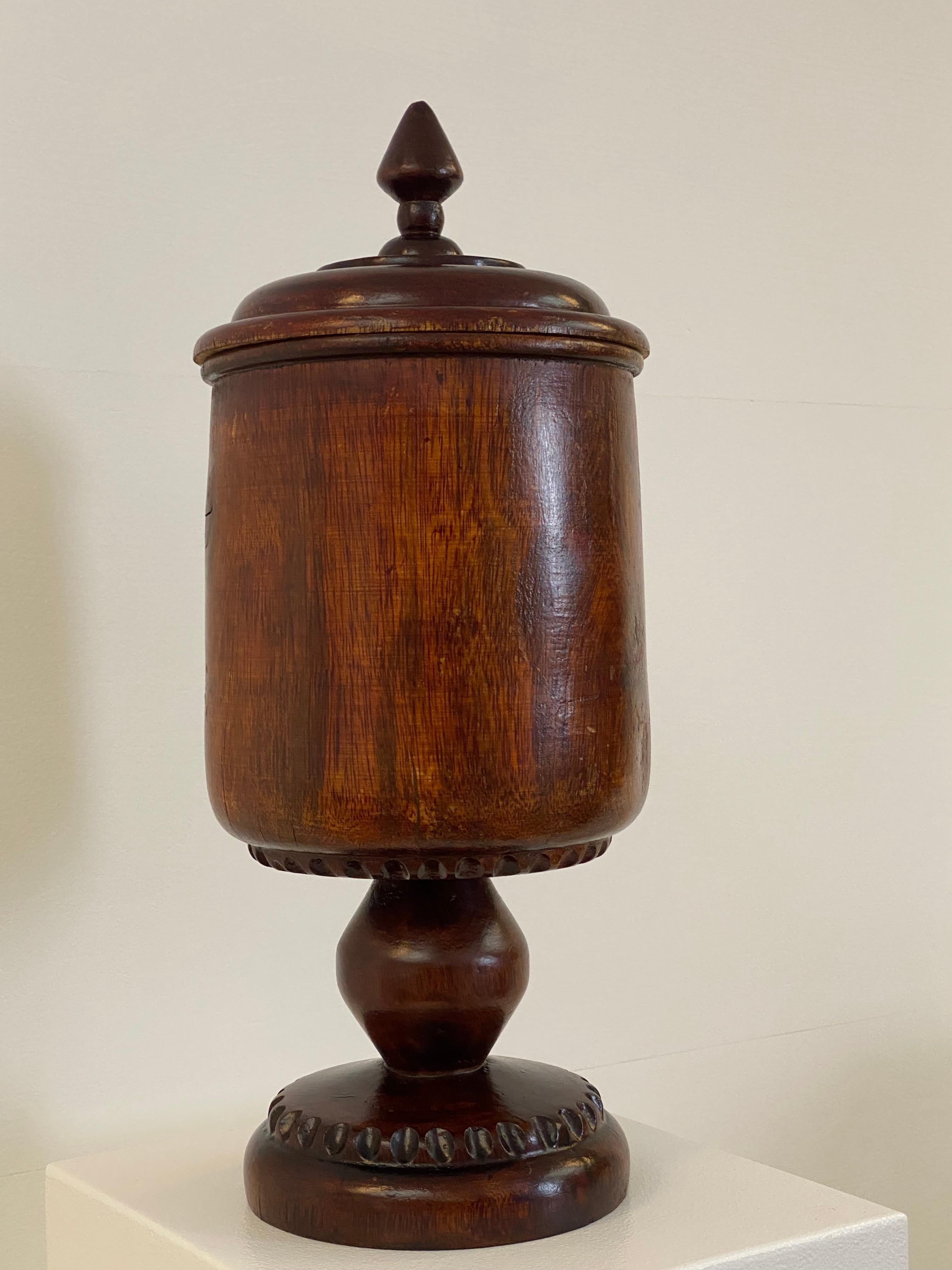 Antique Pharmacy Wooden Pot with Cover In Excellent Condition For Sale In Schellebelle, BE