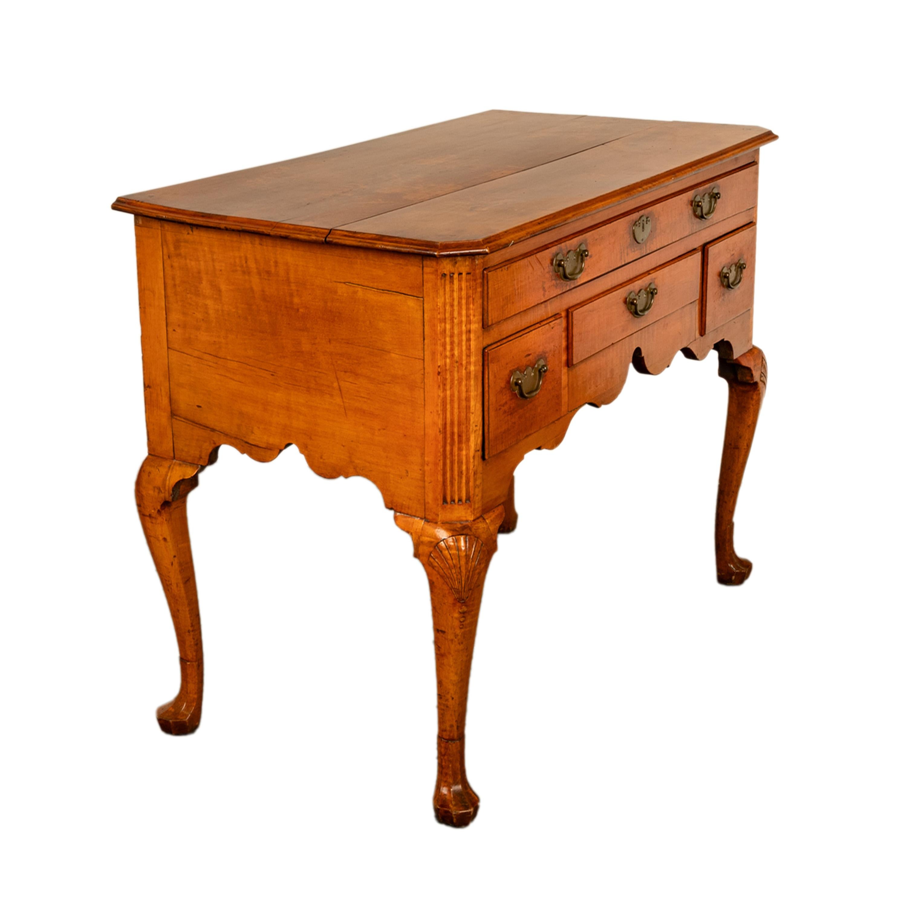 Antiguo tocador de arce Queen Anne de Filadelfia Lowboy Universidad de Yale 1730 en venta 3