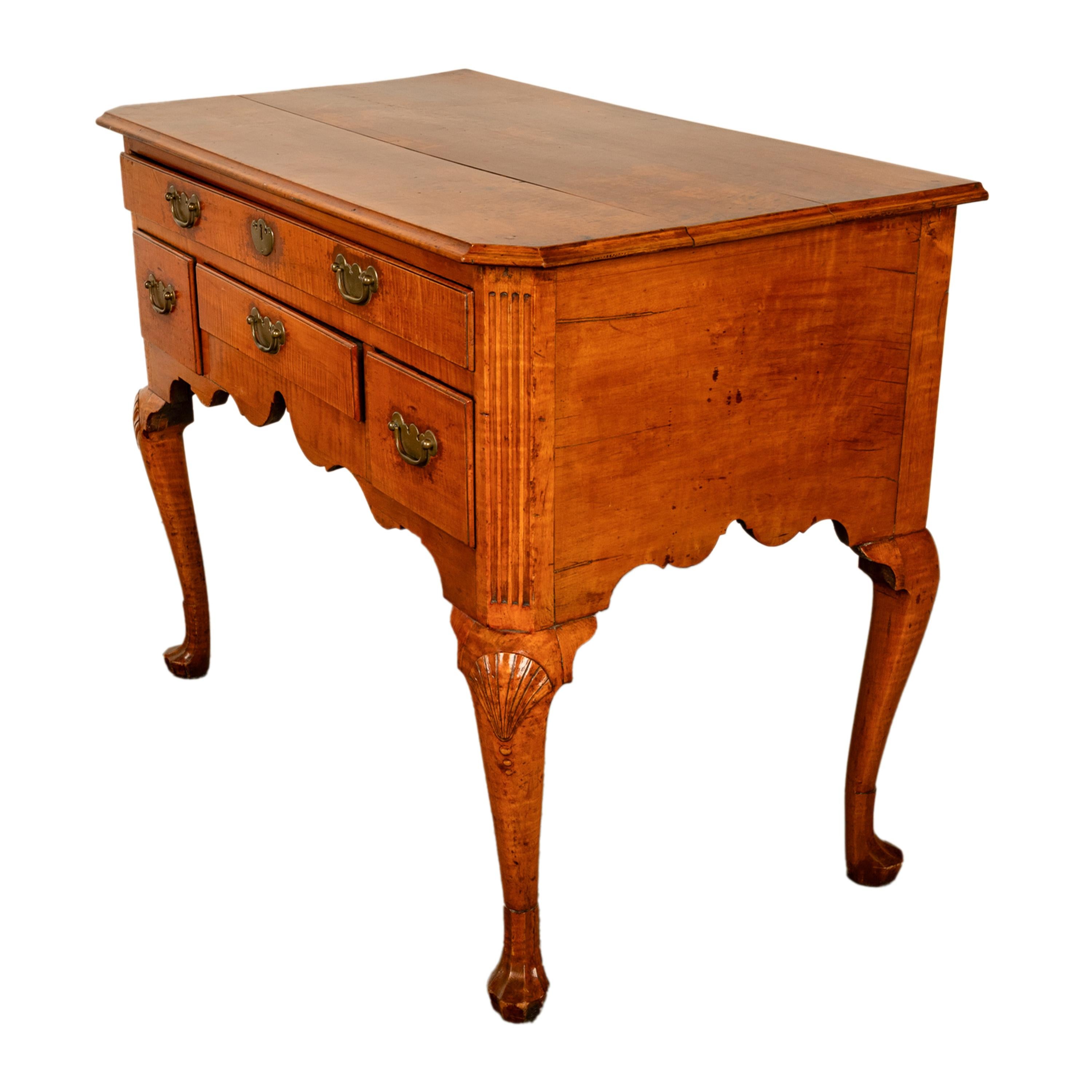 Antiguo tocador de arce Queen Anne de Filadelfia Lowboy Universidad de Yale 1730 en venta 4