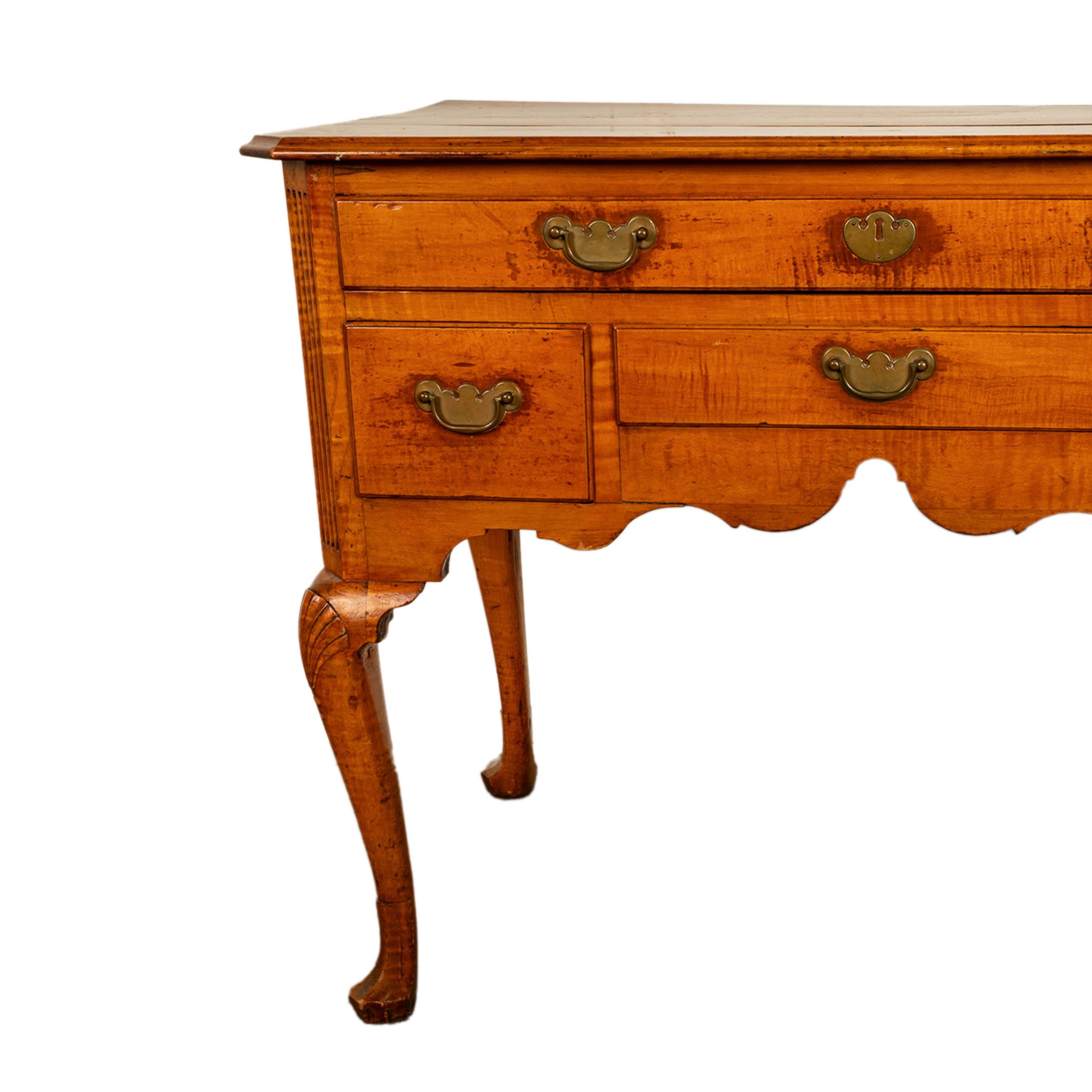 Antiguo tocador de arce Queen Anne de Filadelfia Lowboy Universidad de Yale 1730 en venta 6