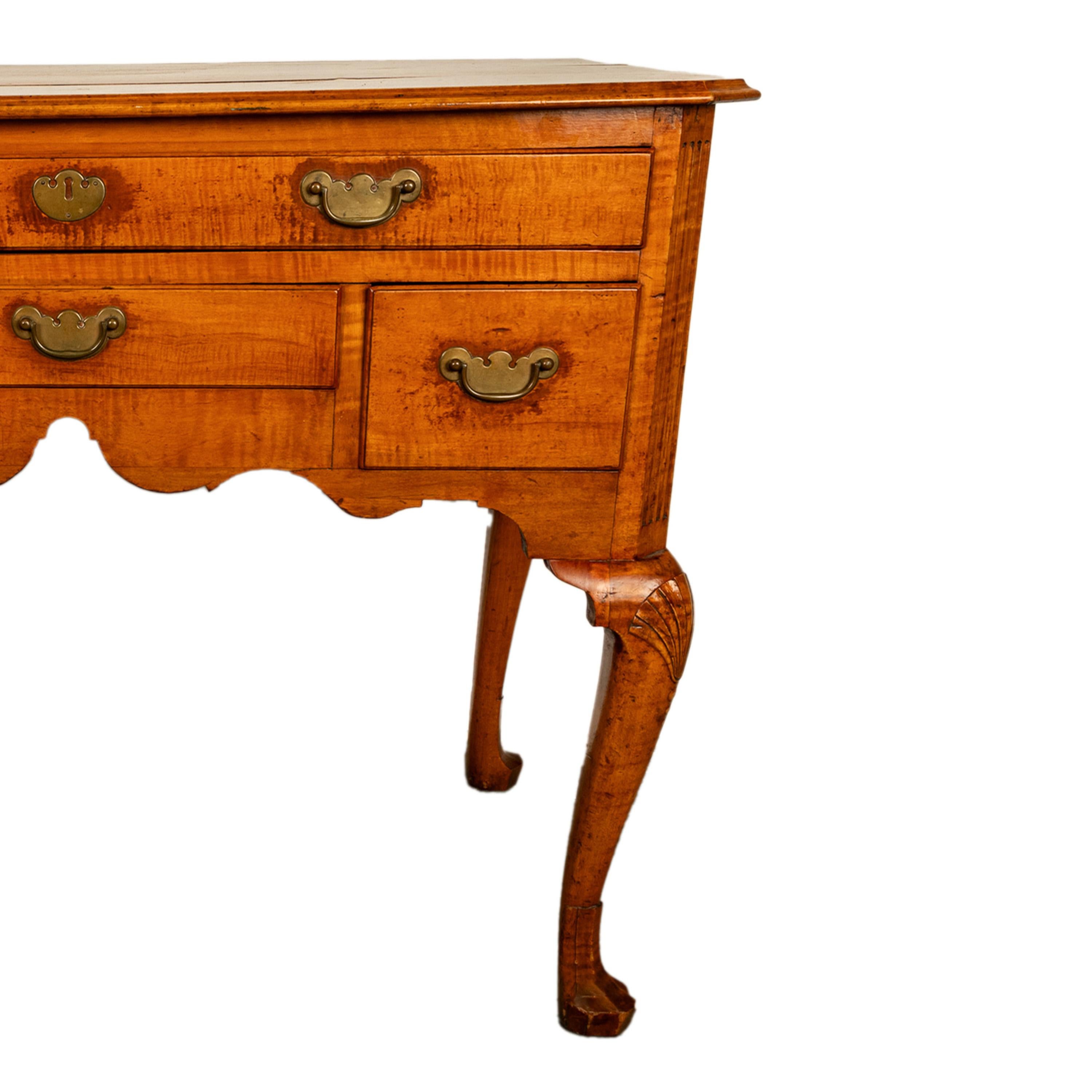 Antiguo tocador de arce Queen Anne de Filadelfia Lowboy Universidad de Yale 1730 en venta 7