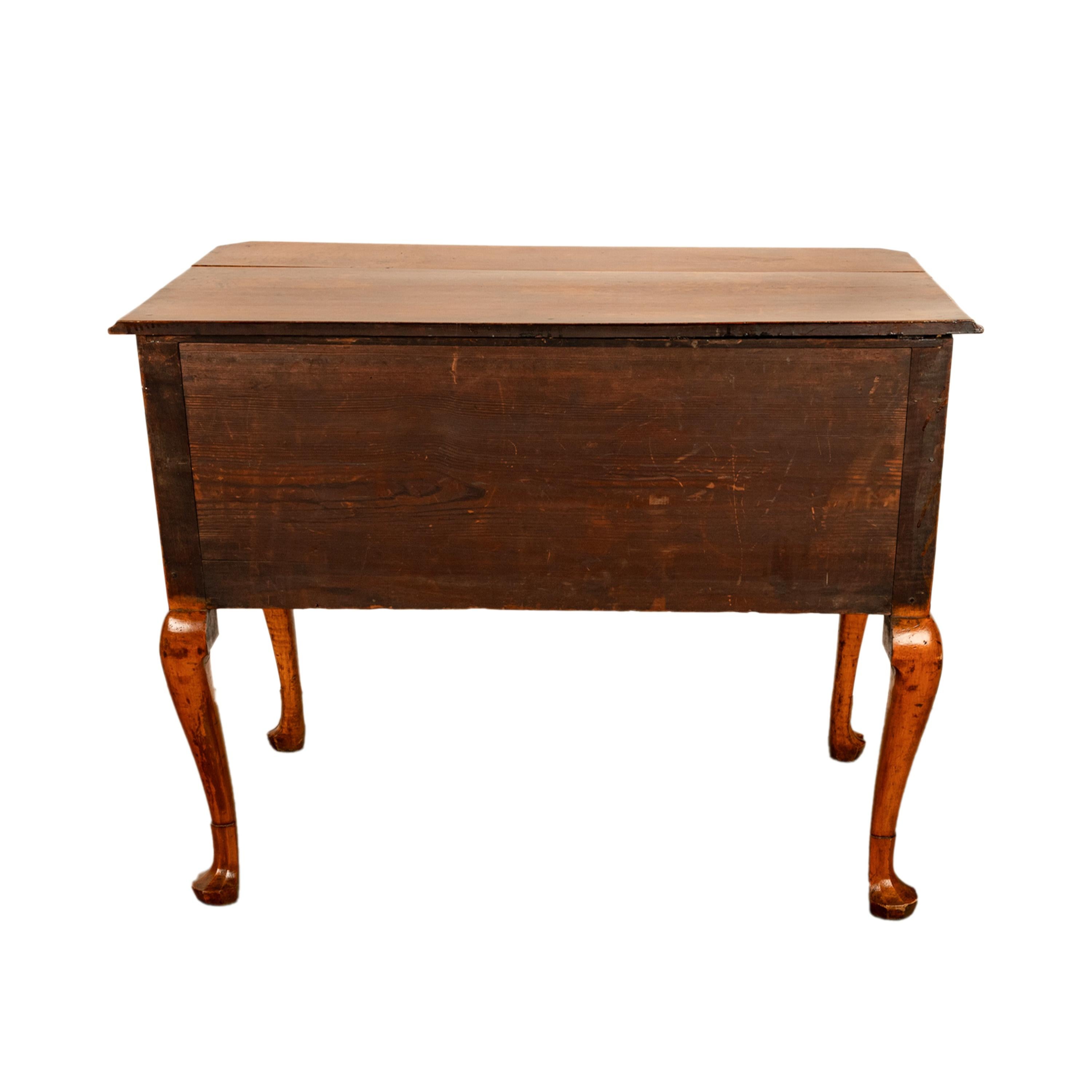 Antiguo tocador de arce Queen Anne de Filadelfia Lowboy Universidad de Yale 1730 en venta 9