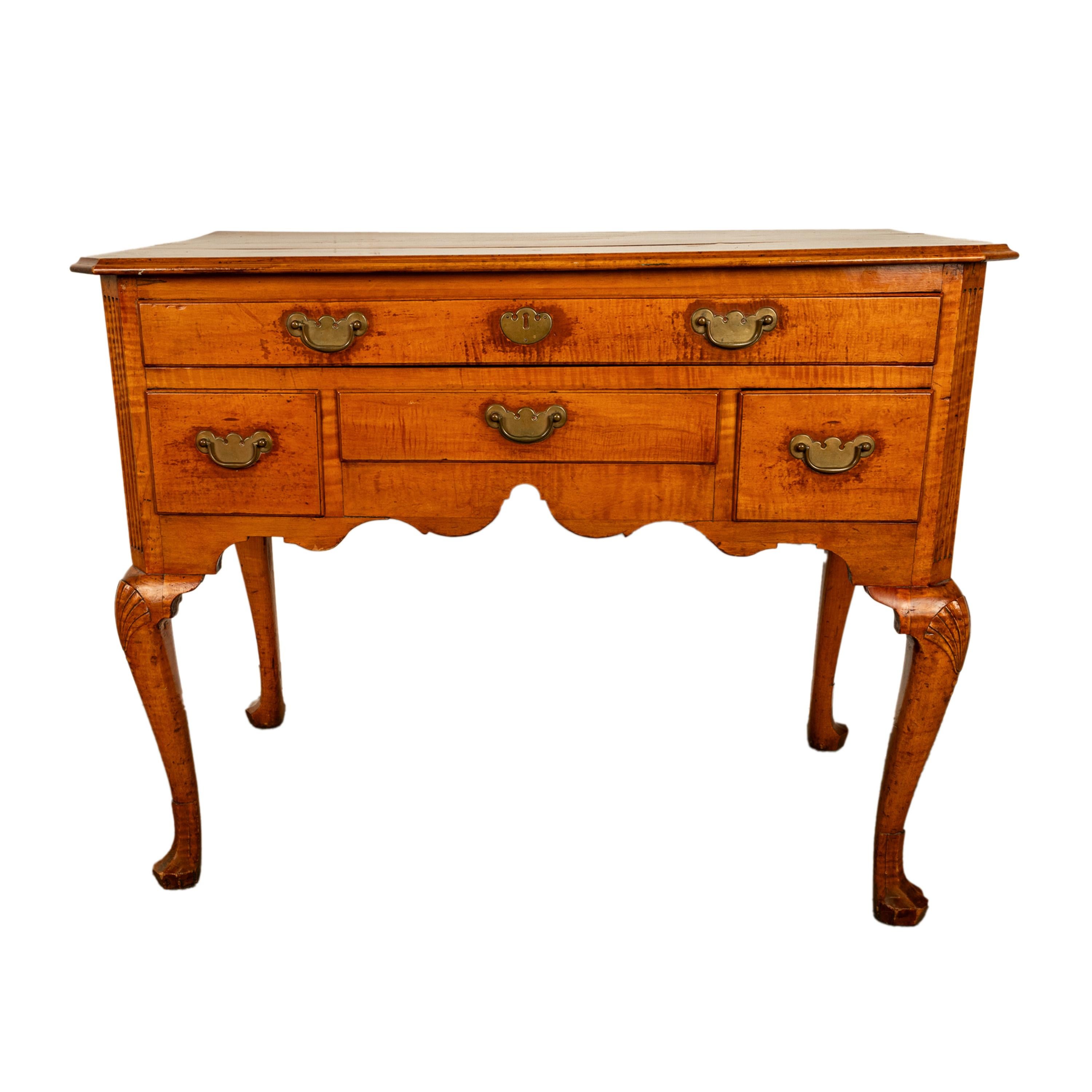 Fino y muy raro tocador de arce y arce figurado americano del siglo XVIII Philidelphia, hacia 1730. De la Colección Mabel Brady-Garvan de la Galería de Arte de la Universidad de Yale.

Este lowboy increíblemente raro procede de la Colección Mabel
