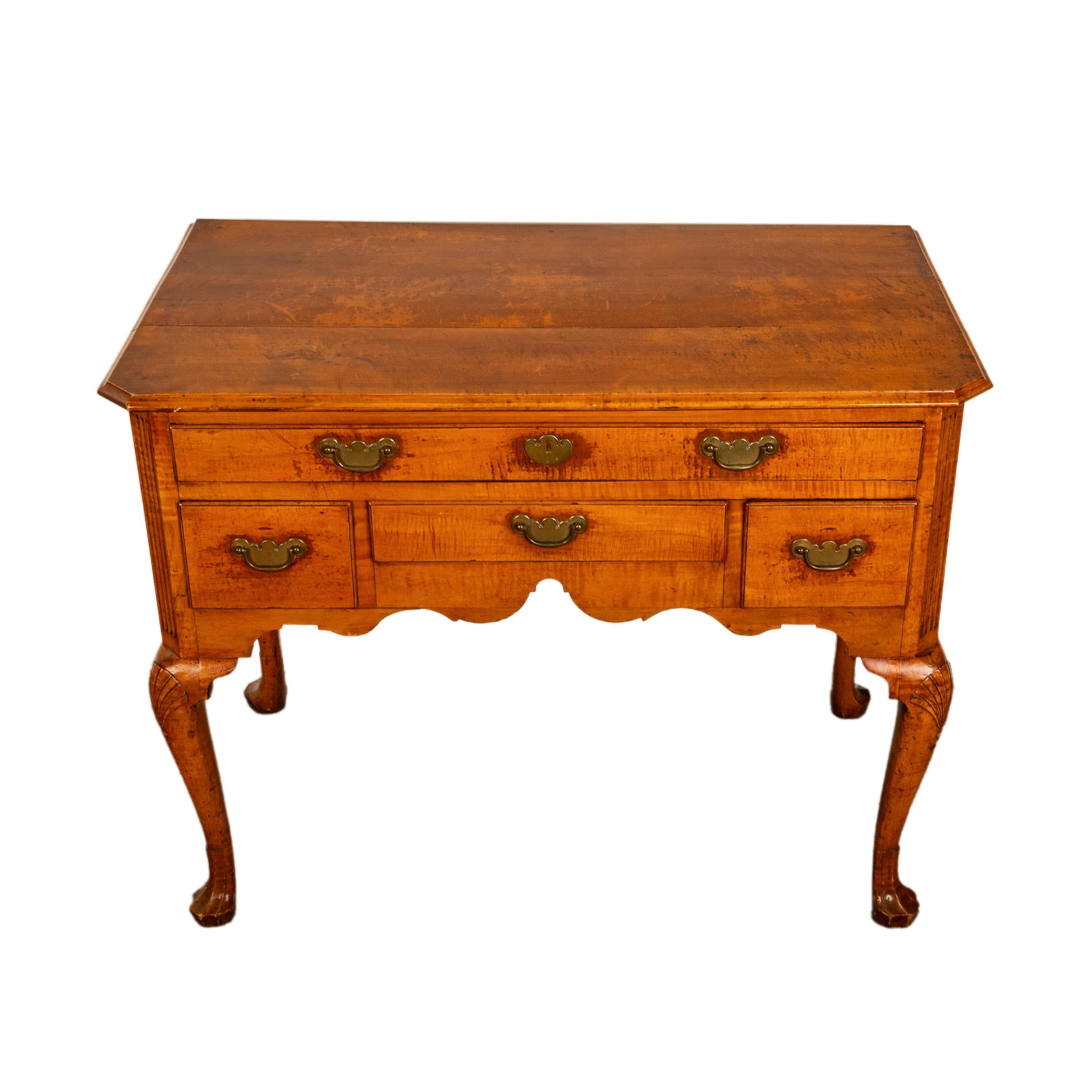 Antiguo tocador de arce Queen Anne de Filadelfia Lowboy Universidad de Yale 1730 Estadounidense en venta
