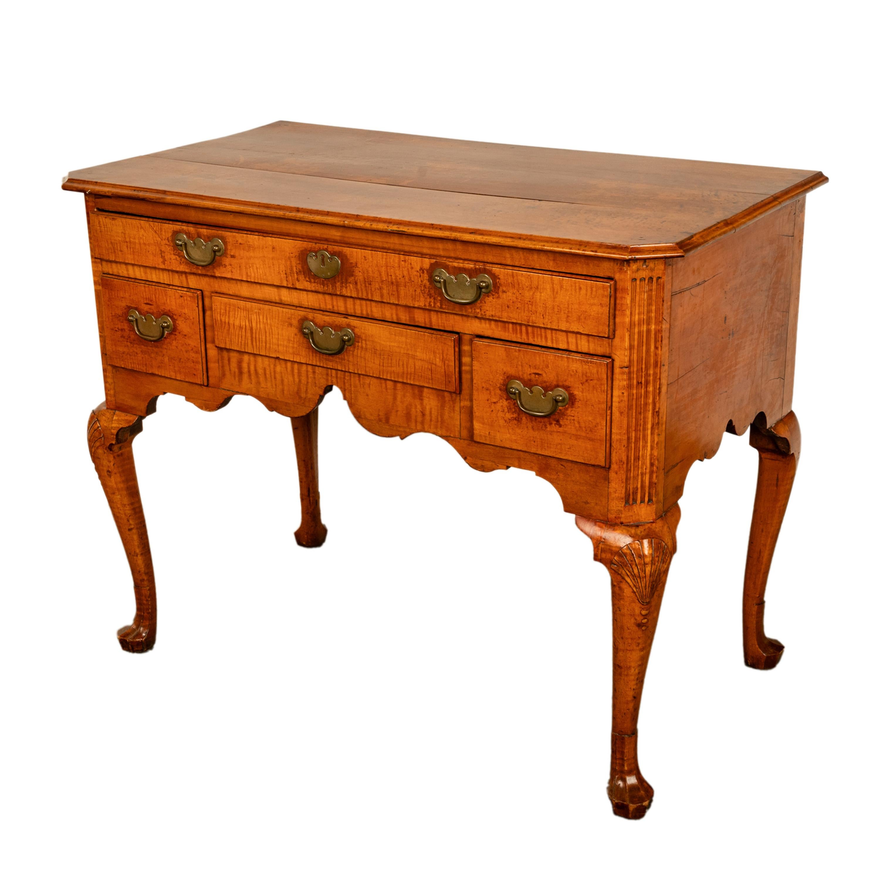 Antiguo tocador de arce Queen Anne de Filadelfia Lowboy Universidad de Yale 1730 Tallado en venta