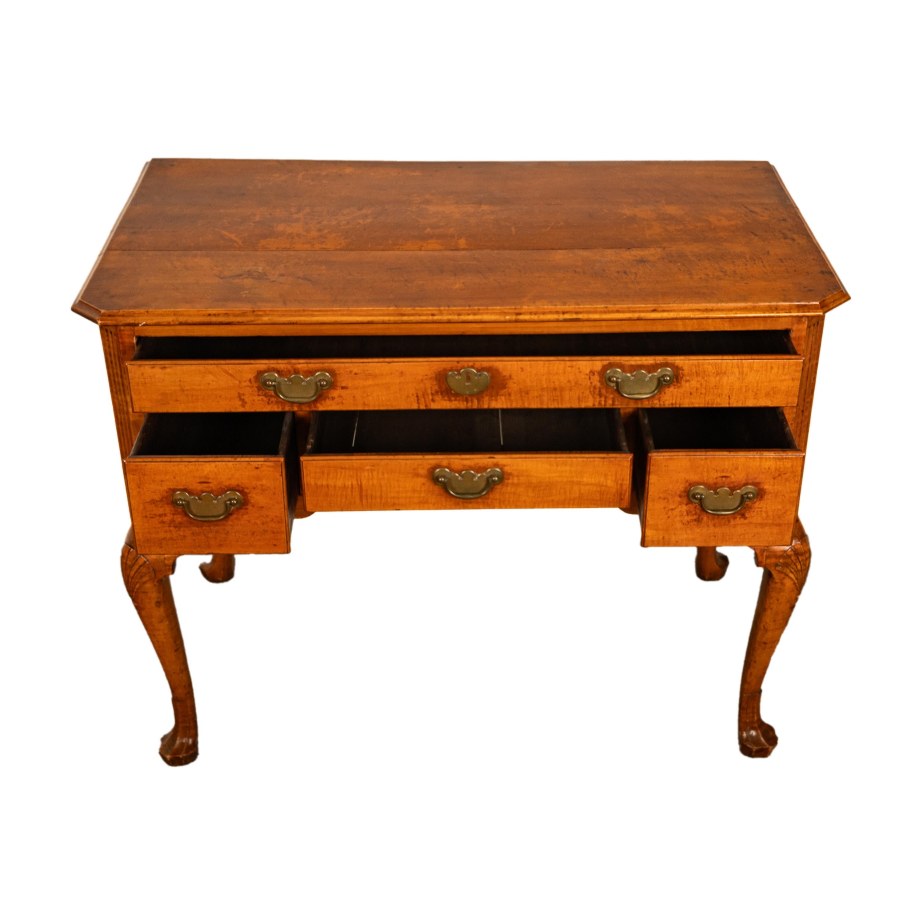Antiguo tocador de arce Queen Anne de Filadelfia Lowboy Universidad de Yale 1730 Arce en venta