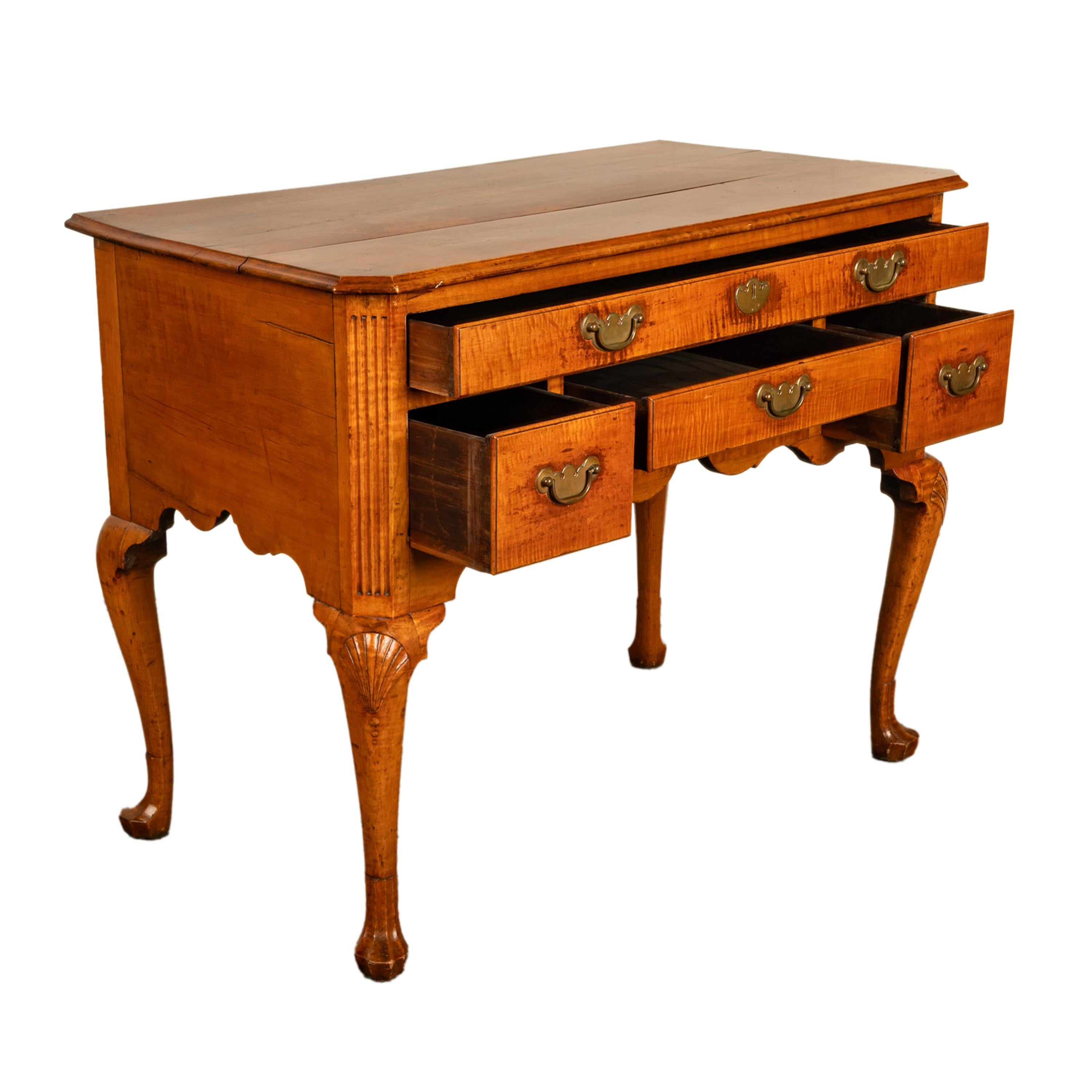 Antiguo tocador de arce Queen Anne de Filadelfia Lowboy Universidad de Yale 1730 en venta 1