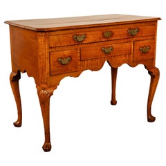 Antico tavolo da toeletta in acero Philadelphia Queen Anne Lowboy Yale University 1730